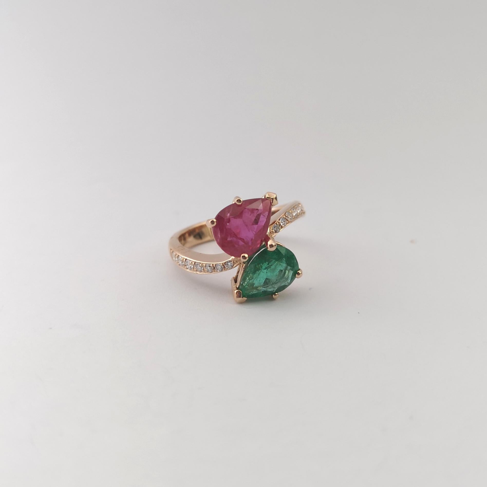 Anello con rubino, smeraldo e diamante incastonati in oro rosa 18 carati in vendita 4