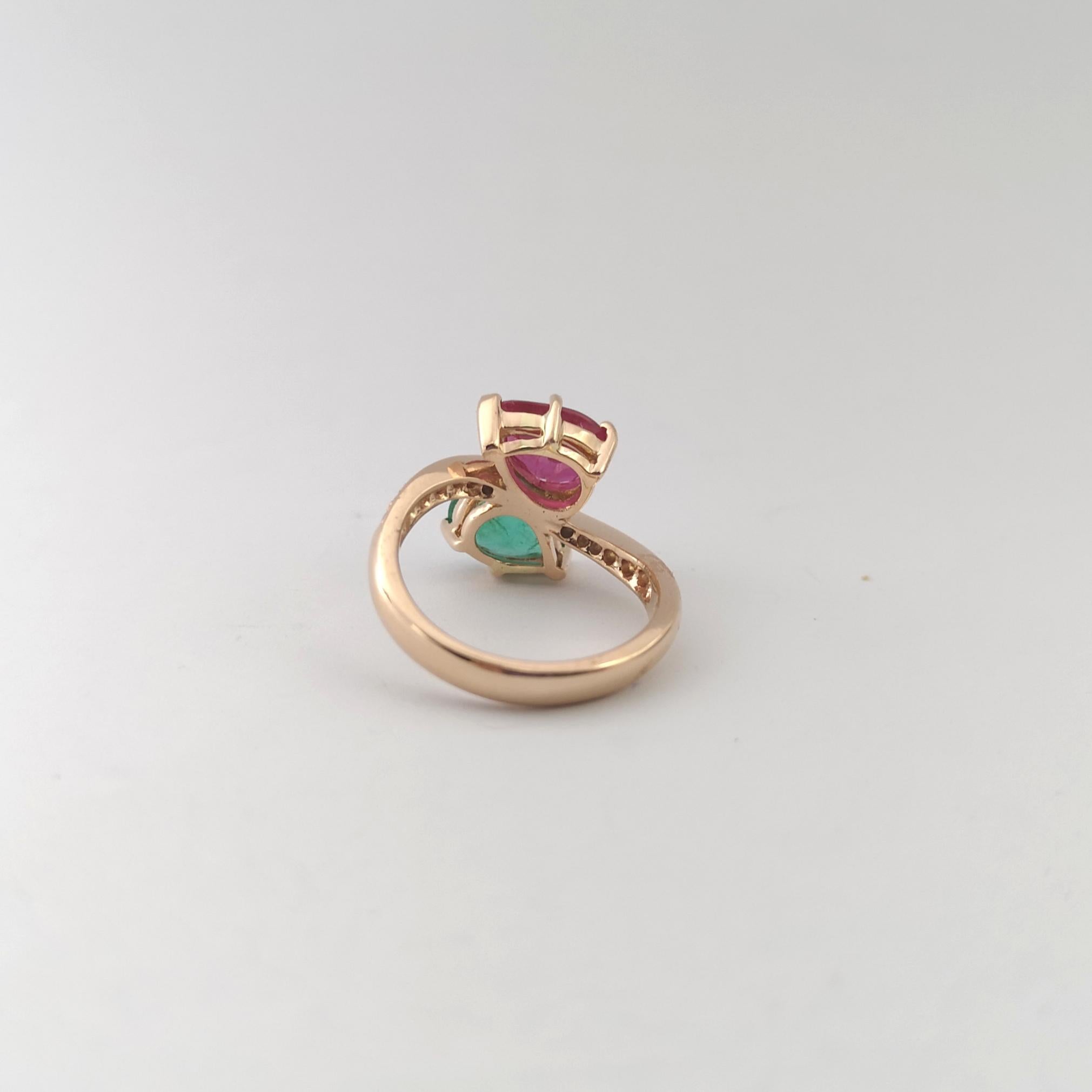 Anello con rubino, smeraldo e diamante incastonati in oro rosa 18 carati in vendita 5
