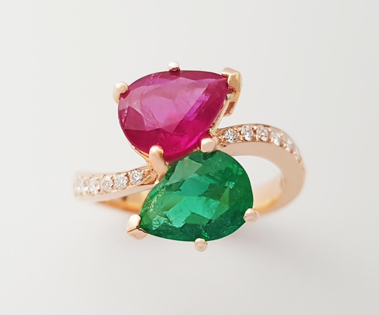 Anello con rubino, smeraldo e diamante incastonati in oro rosa 18 carati in vendita 6