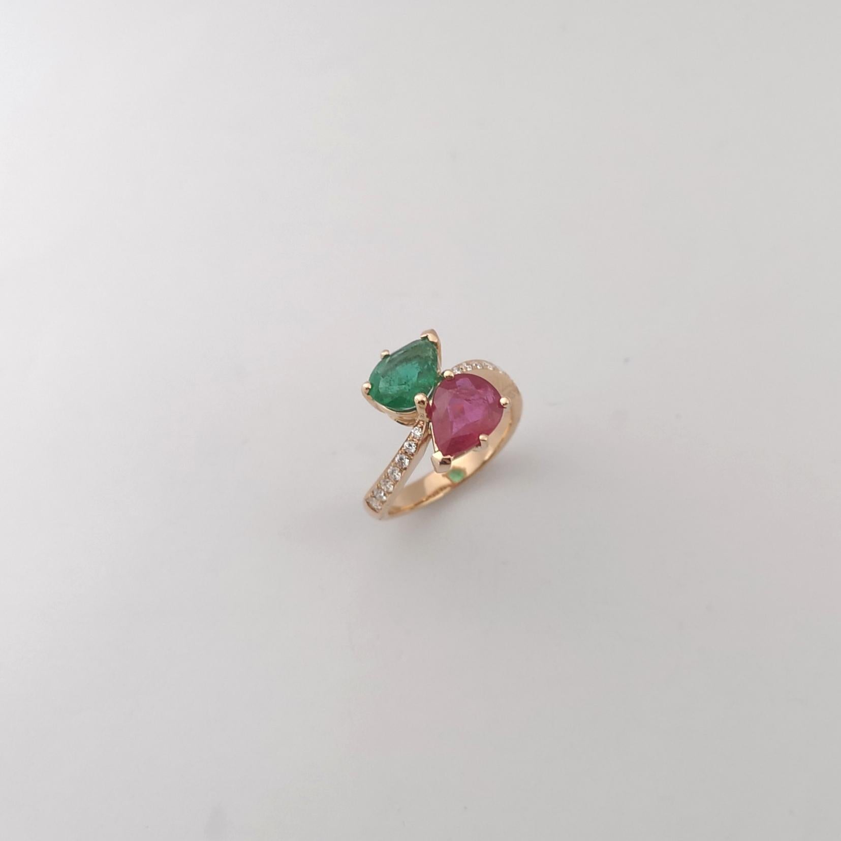 Anello con rubino, smeraldo e diamante incastonati in oro rosa 18 carati in vendita 7
