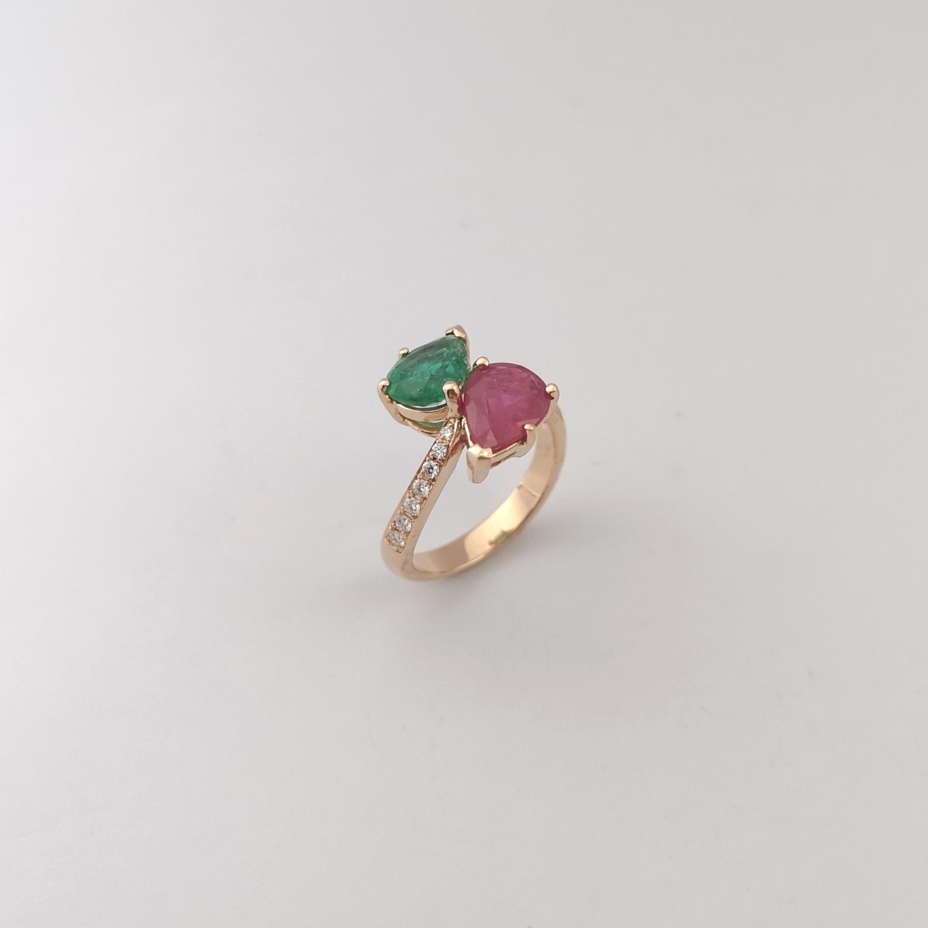 Anello con rubino, smeraldo e diamante incastonati in oro rosa 18 carati in vendita 8