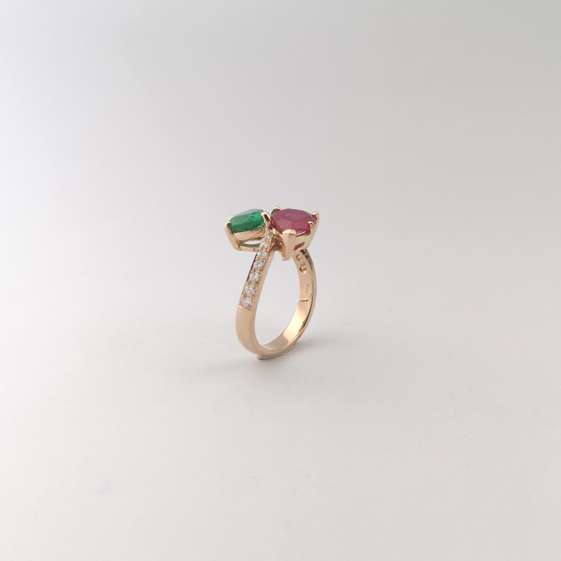Anello con rubino, smeraldo e diamante incastonati in oro rosa 18 carati in vendita 9