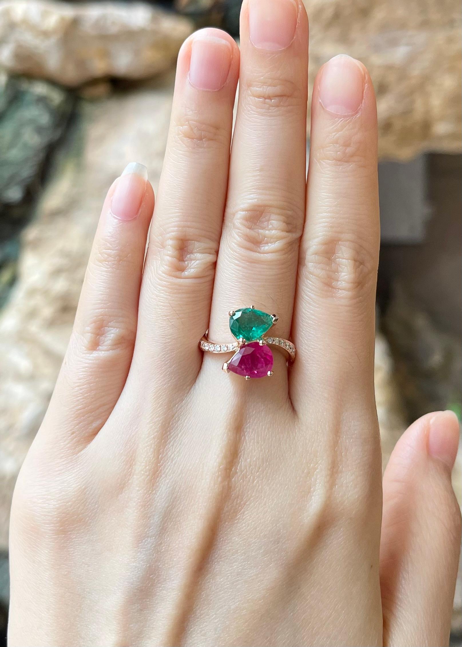 Anello con rubino da 1,70 carati, smeraldo da 1,26 carati e diamante da 0,18 carati con montatura in oro rosa 18 carati

Larghezza:  1.1 cm 
Lunghezza: 1,4 cm
Misura dell'anello: 53
Peso totale: 5.73 grammi


