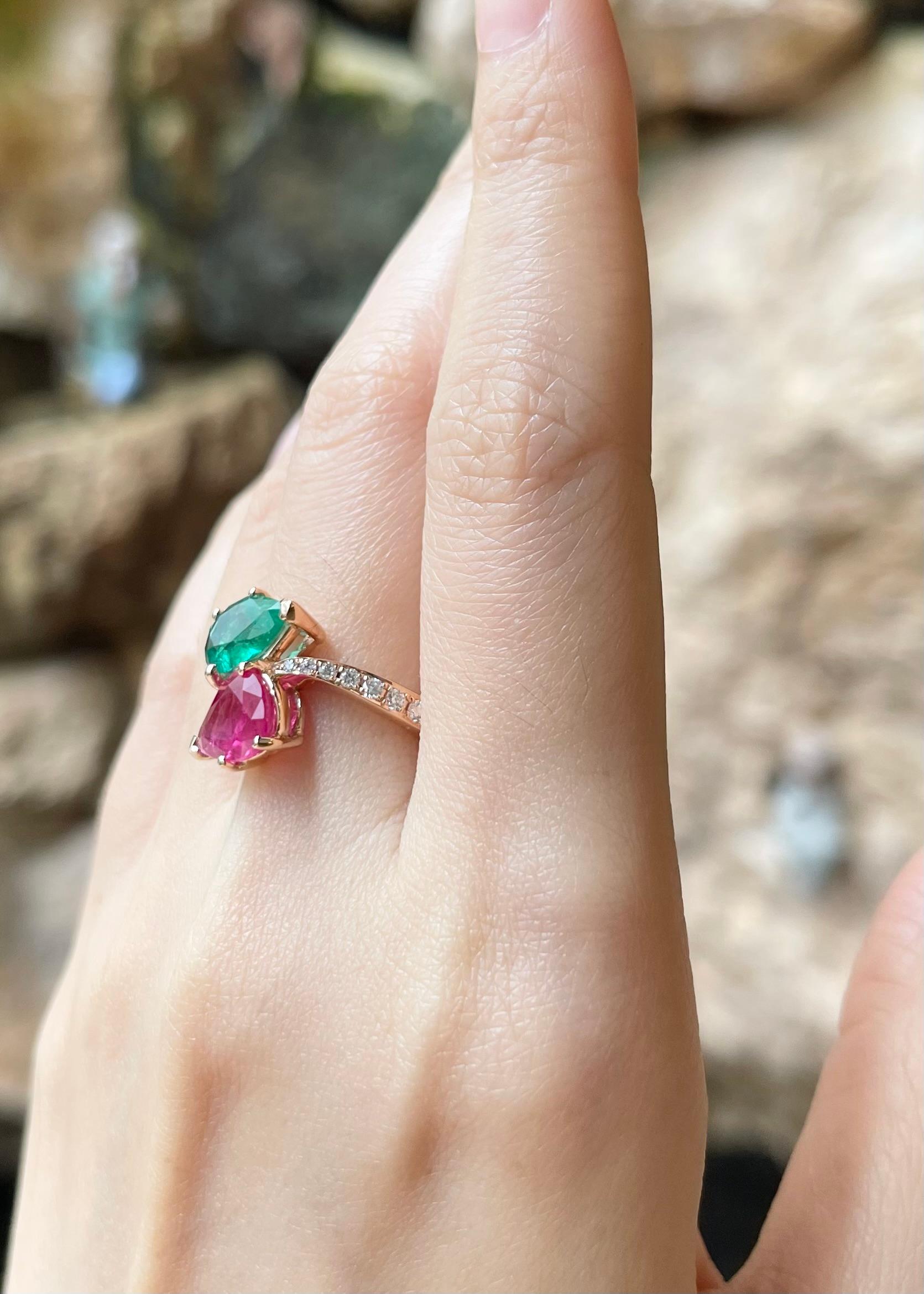 Anello con rubino, smeraldo e diamante incastonati in oro rosa 18 carati In condizioni Nuovo in vendita a Bangkok, TH