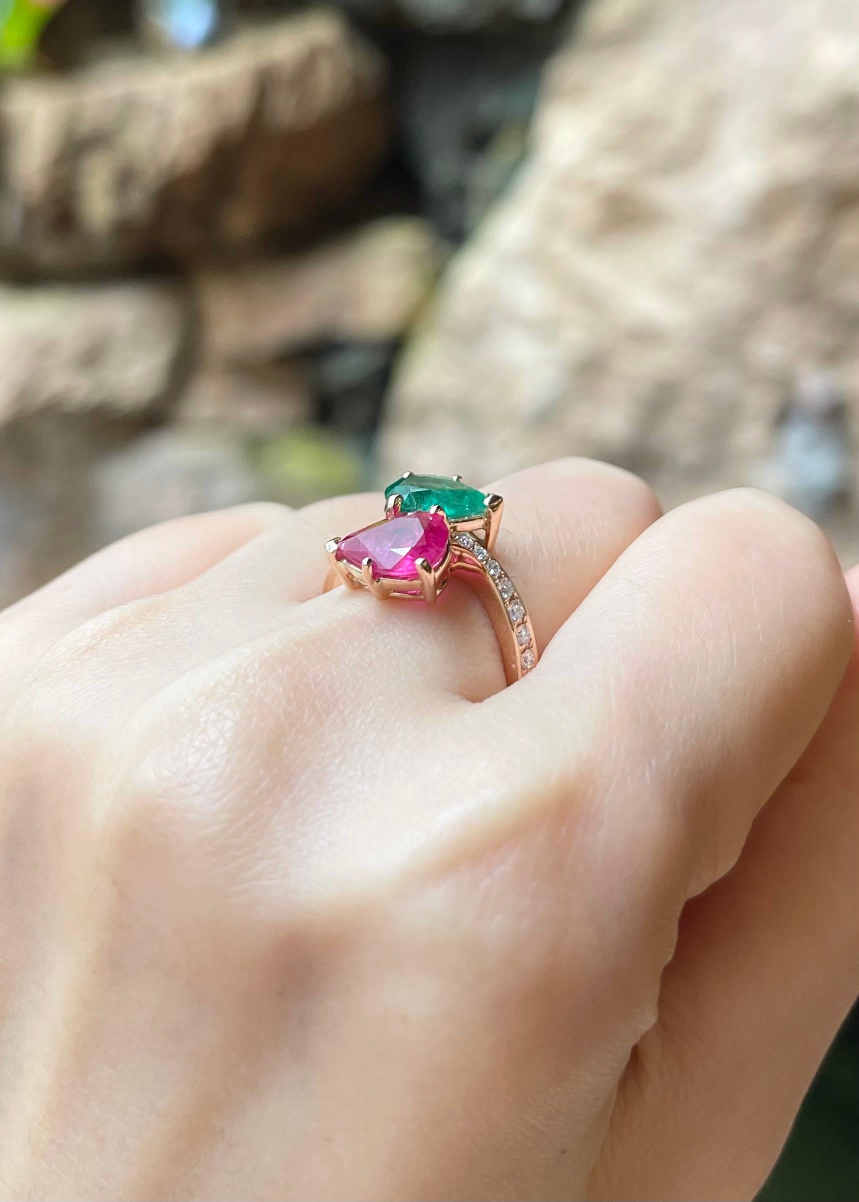 Donna Anello con rubino, smeraldo e diamante incastonati in oro rosa 18 carati in vendita
