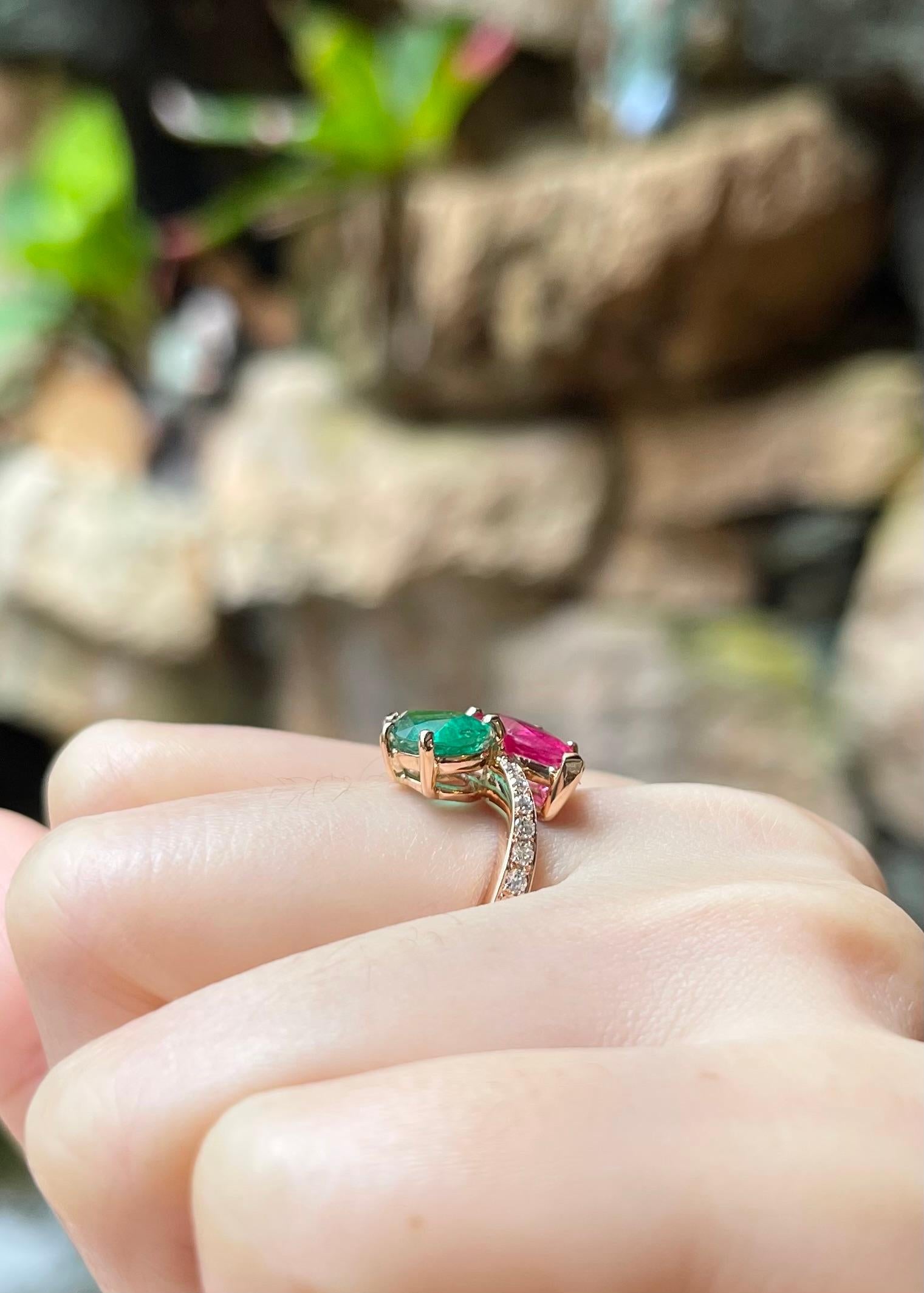 Anello con rubino, smeraldo e diamante incastonati in oro rosa 18 carati in vendita 1