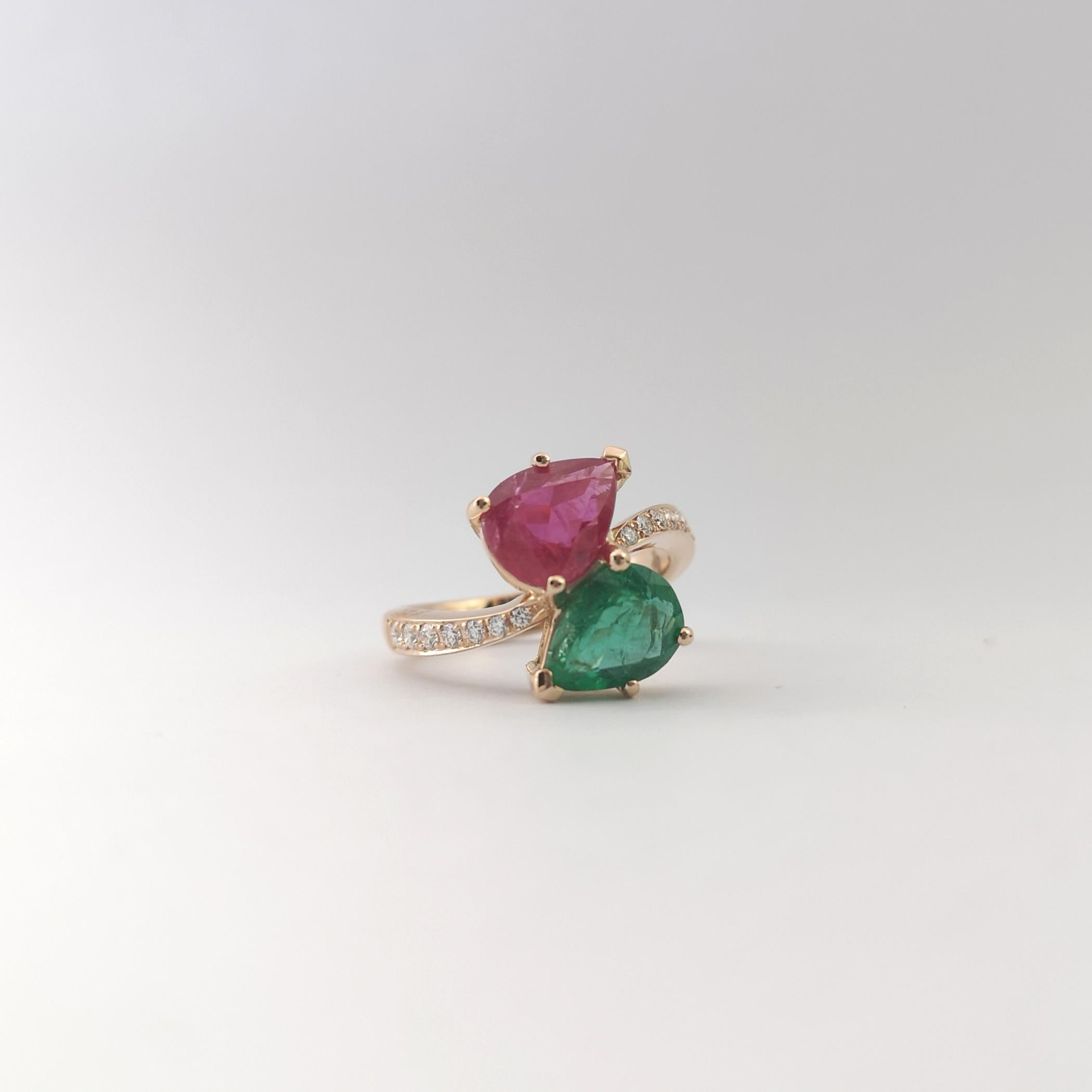 Anello con rubino, smeraldo e diamante incastonati in oro rosa 18 carati in vendita 2