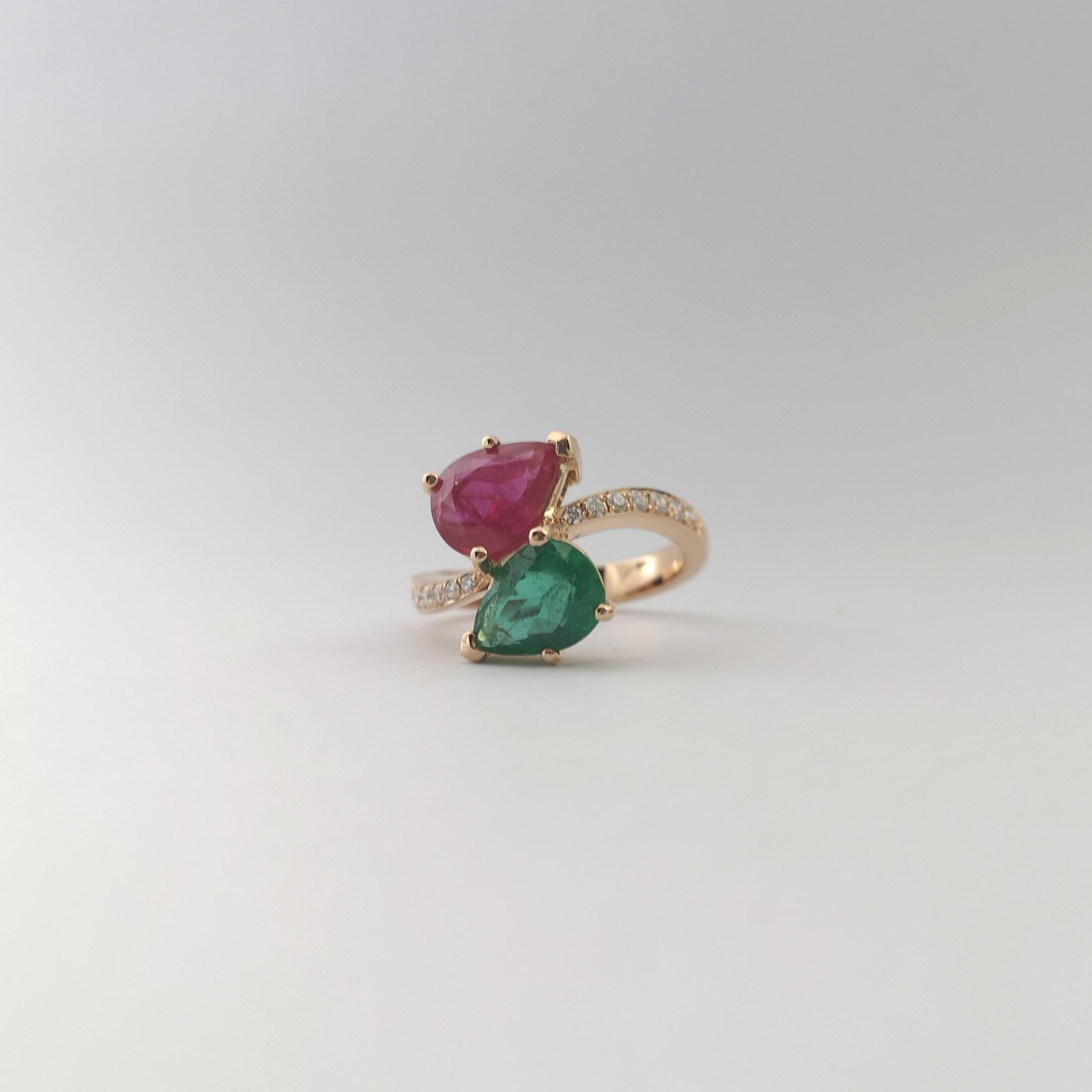 Anello con rubino, smeraldo e diamante incastonati in oro rosa 18 carati in vendita 3