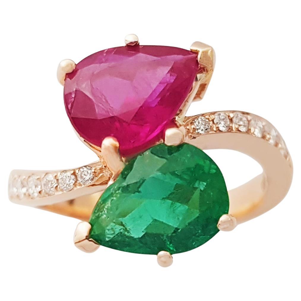 Anello con rubino, smeraldo e diamante incastonati in oro rosa 18 carati