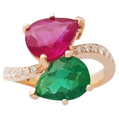 Anello con rubino, smeraldo e diamante incastonati in oro rosa 18 carati