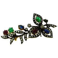 Broche de oro de 18 quilates engastado con rubí, esmeralda, zafiro azul y diamantes