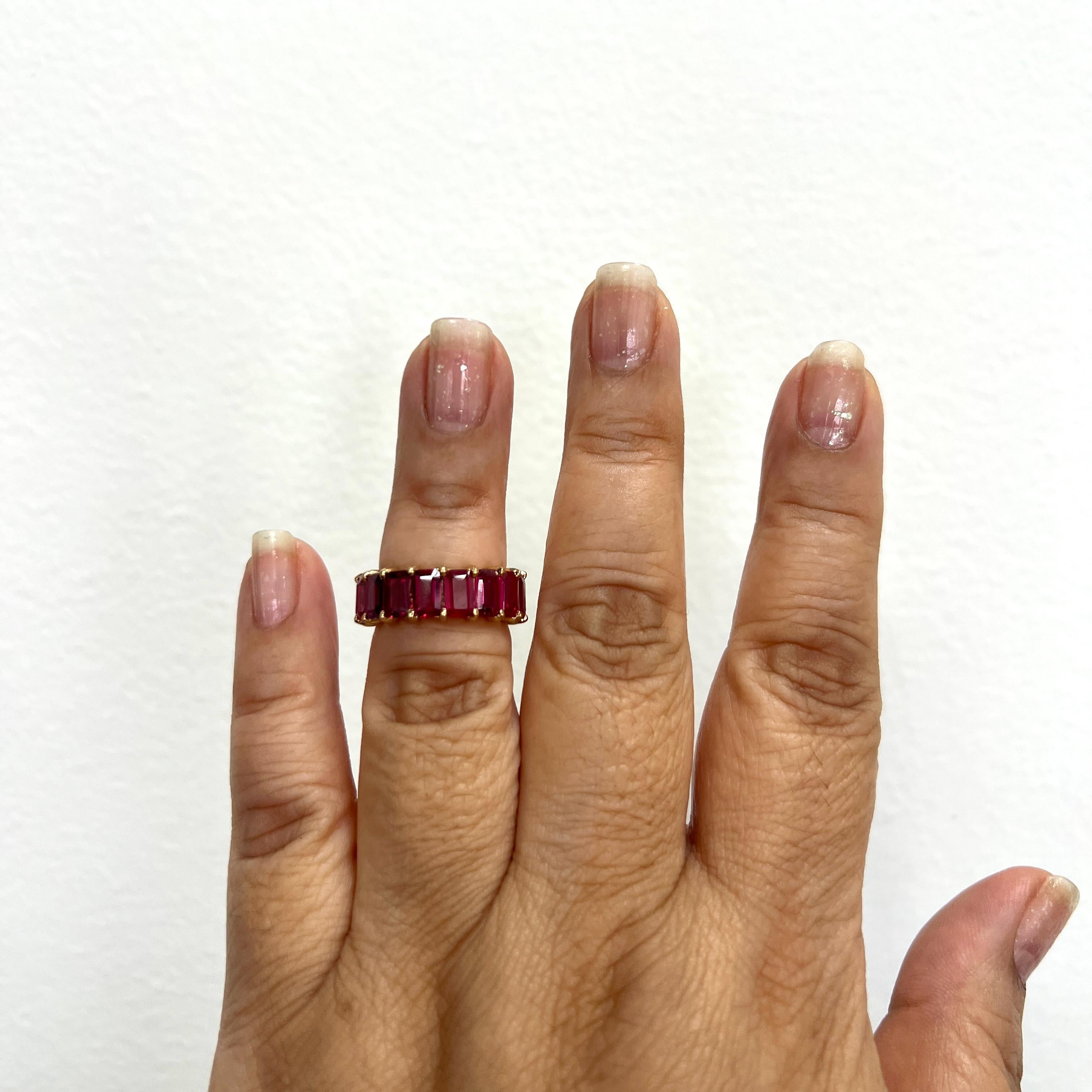 Wunderschöner 8,30 ct. Rubin im Smaragdschliff.  Insgesamt 17 Steine.  Handgefertigt in 18k Gelbgold.  Ringgröße 6.