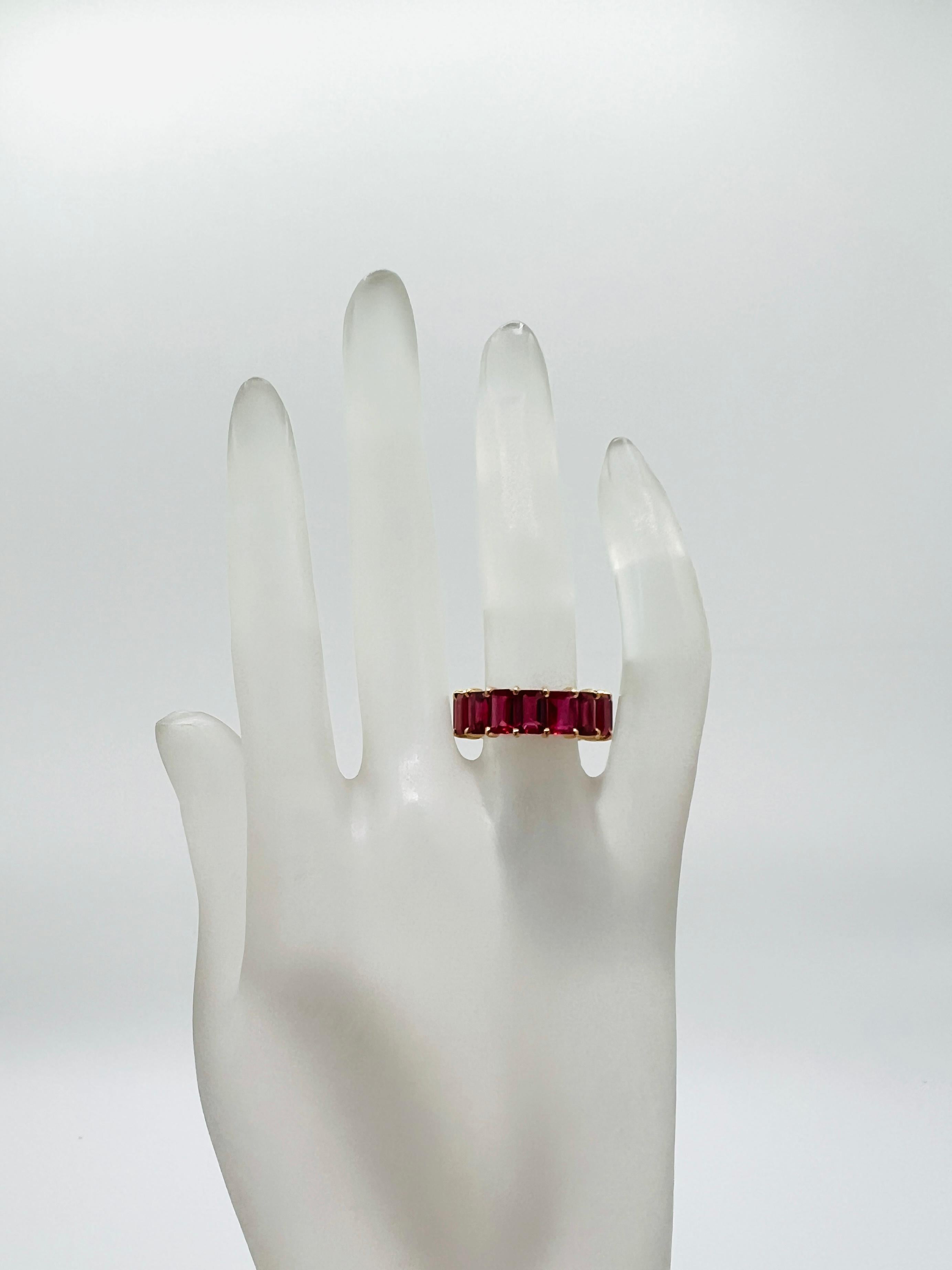 Rubin Smaragdschliff Ewigkeitsring in 18K Gelbgold im Zustand „Neu“ im Angebot in Los Angeles, CA