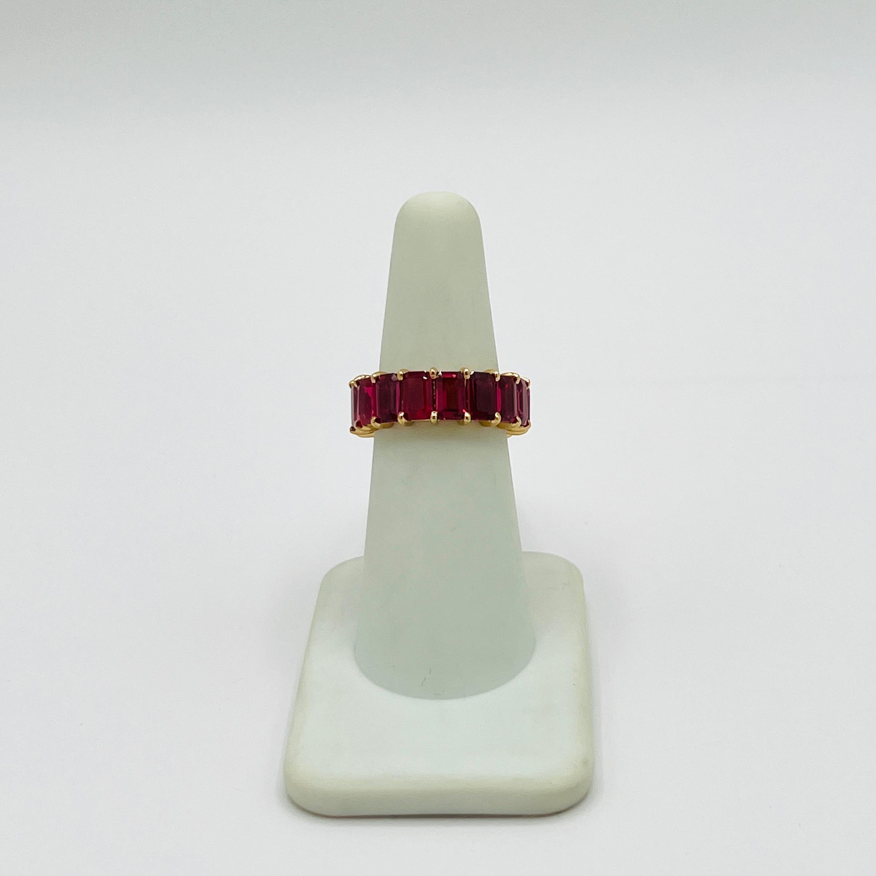 Rubin Smaragdschliff Ewigkeitsring in 18K Gelbgold für Damen oder Herren im Angebot