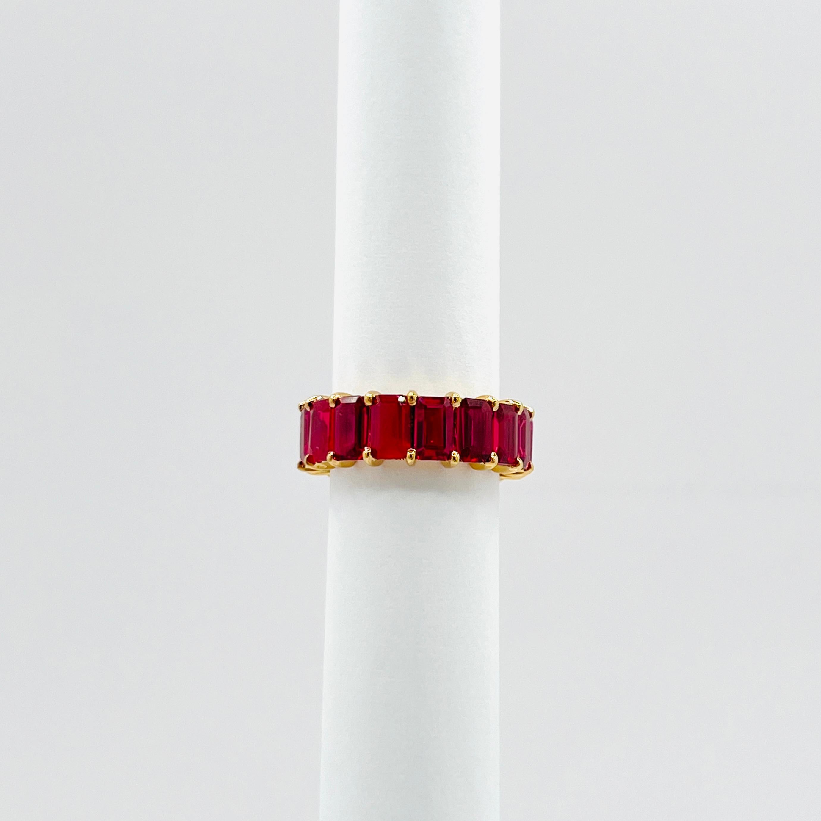 Rubin Smaragdschliff Ewigkeitsring in 18K Gelbgold im Angebot 1