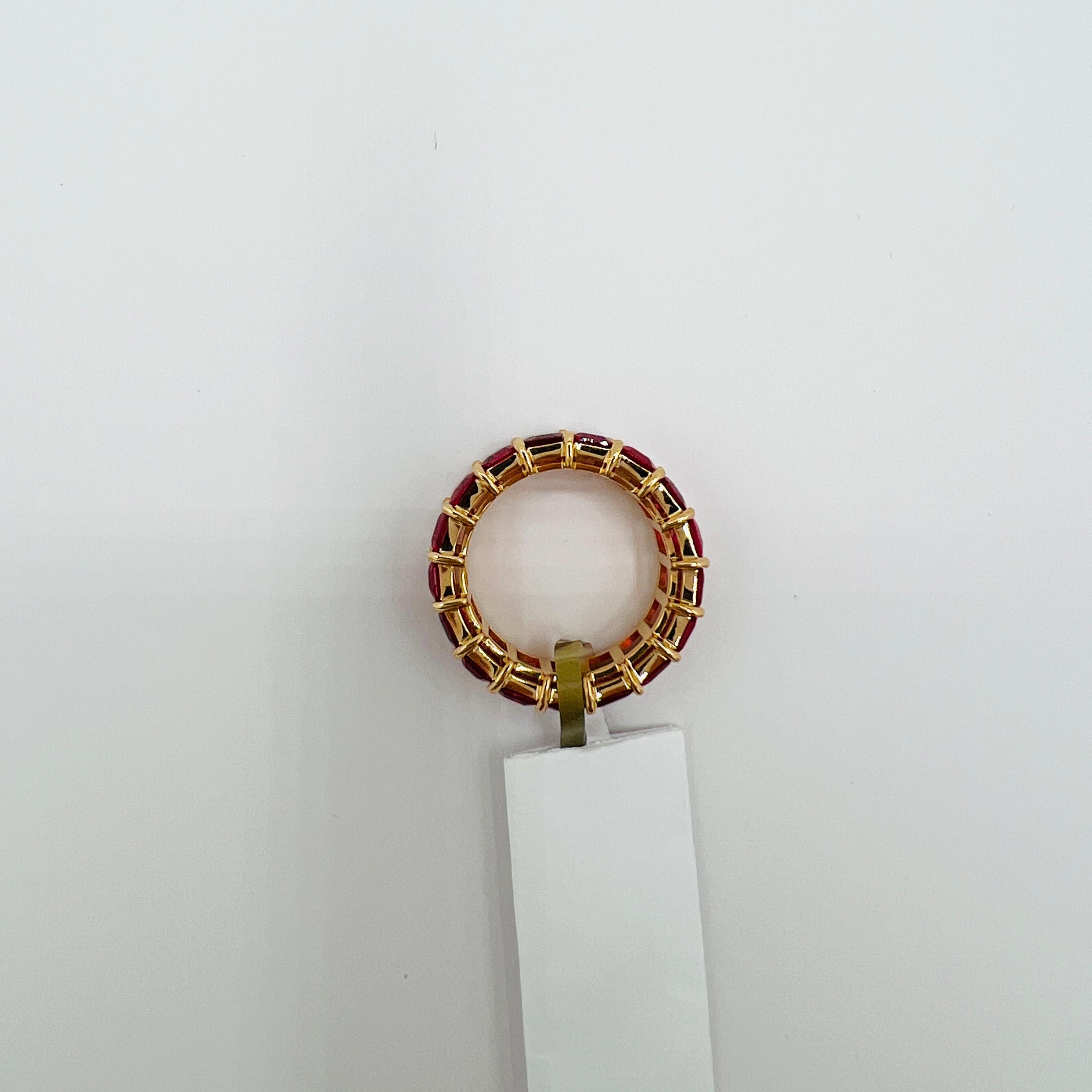 Rubin Smaragdschliff Ewigkeitsring in 18K Gelbgold im Angebot 2