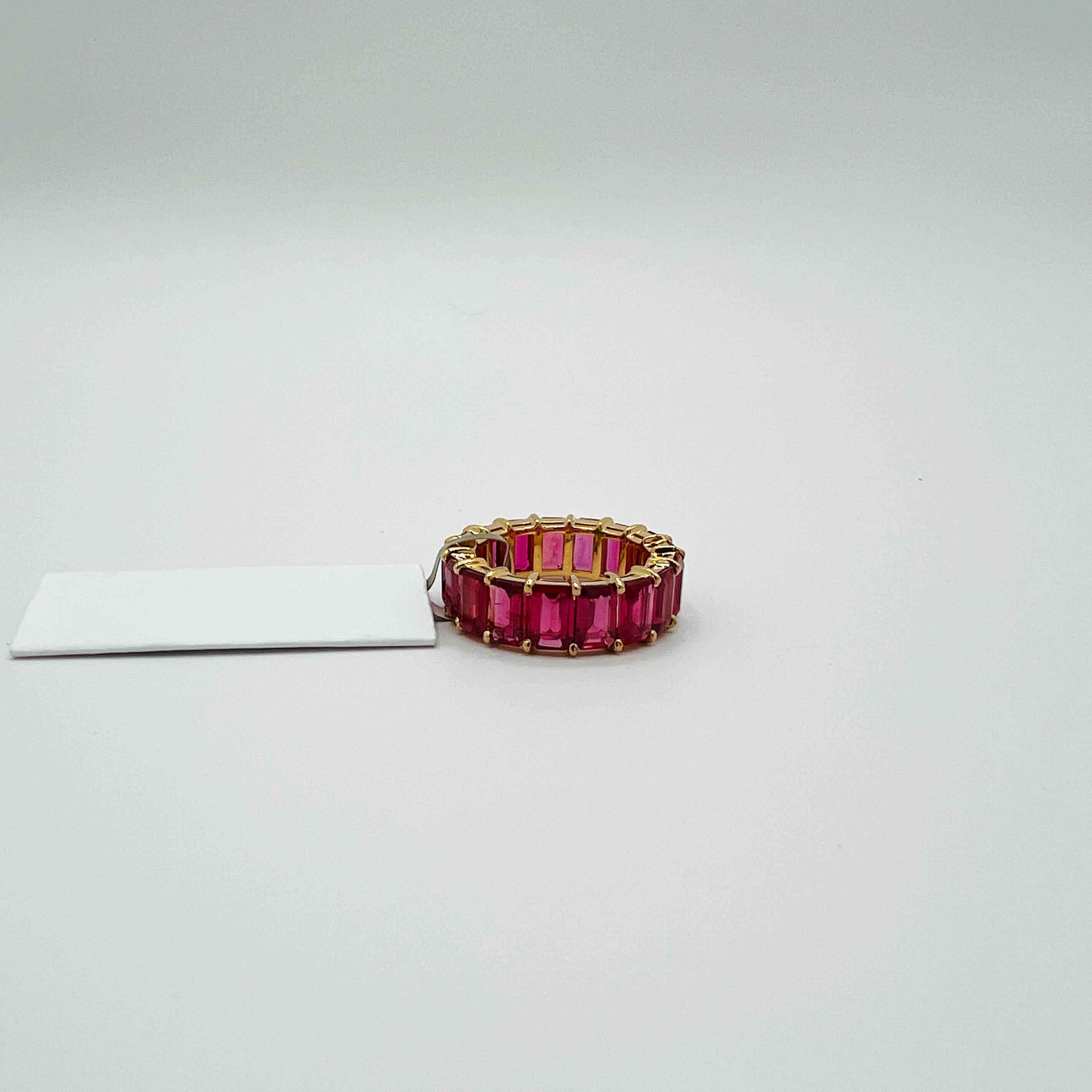 Rubin Smaragdschliff Ewigkeitsring in 18K Gelbgold im Angebot 3