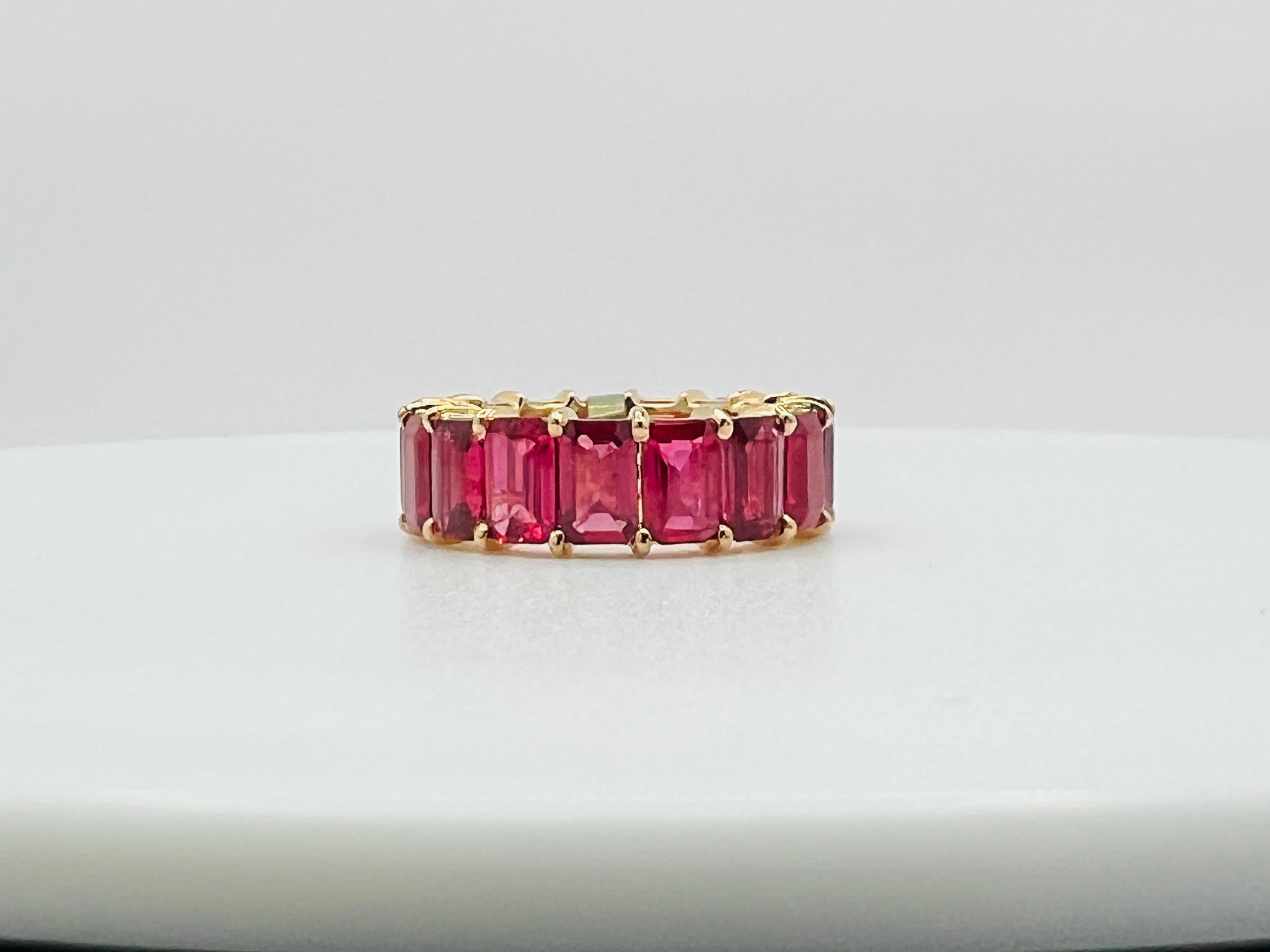 Rubin Smaragdschliff Ewigkeitsring in 18K Gelbgold im Angebot
