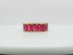 Anillo eterno de oro amarillo de 18 quilates con rubí talla esmeralda