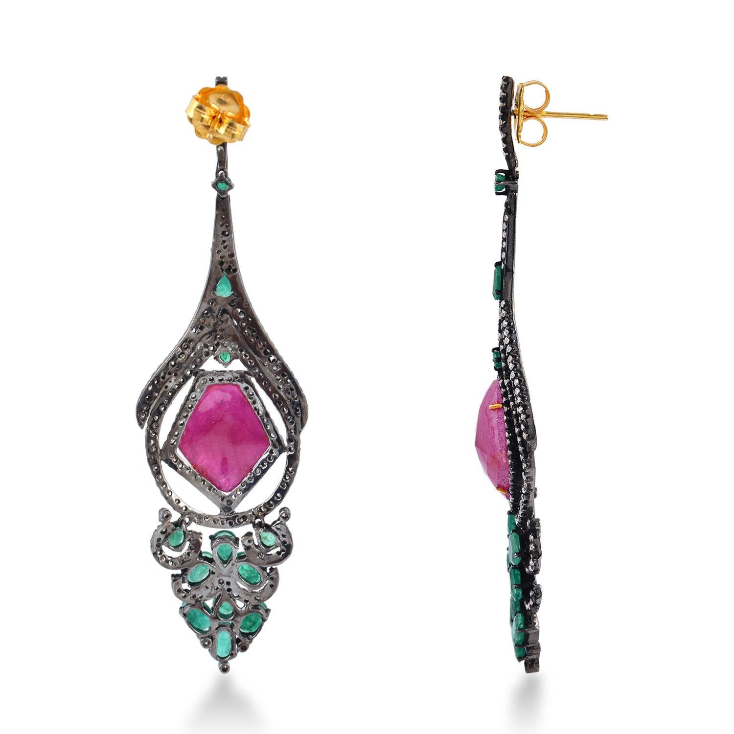 Ruby Emerald Designer Dangle Earring in 14KGold and Silver is pretty and very charming.

14Kt gold:2.15gms
Diamond:4.5cts
Silver:17.29gms
Emerald:7.74cts
Ruby:19.3cts
