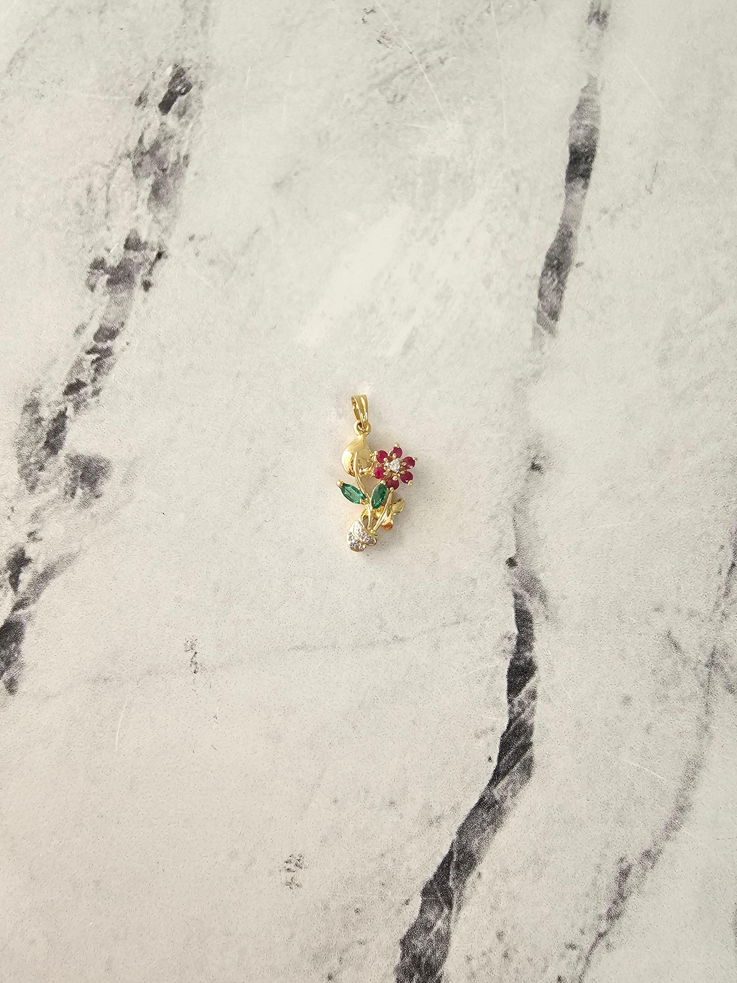 Taille Marquise Collier en forme de fleur en or jaune 14k avec rubis, émeraudes et diamants en vente