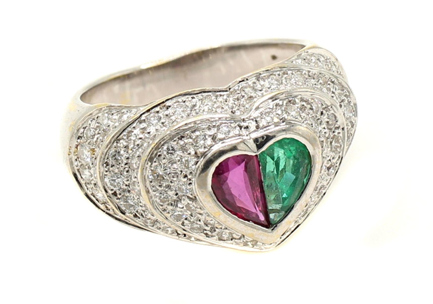 Rubin-Smaragd-Diamant-Ring in Herzform im Zustand „Hervorragend“ im Angebot in New York, NY