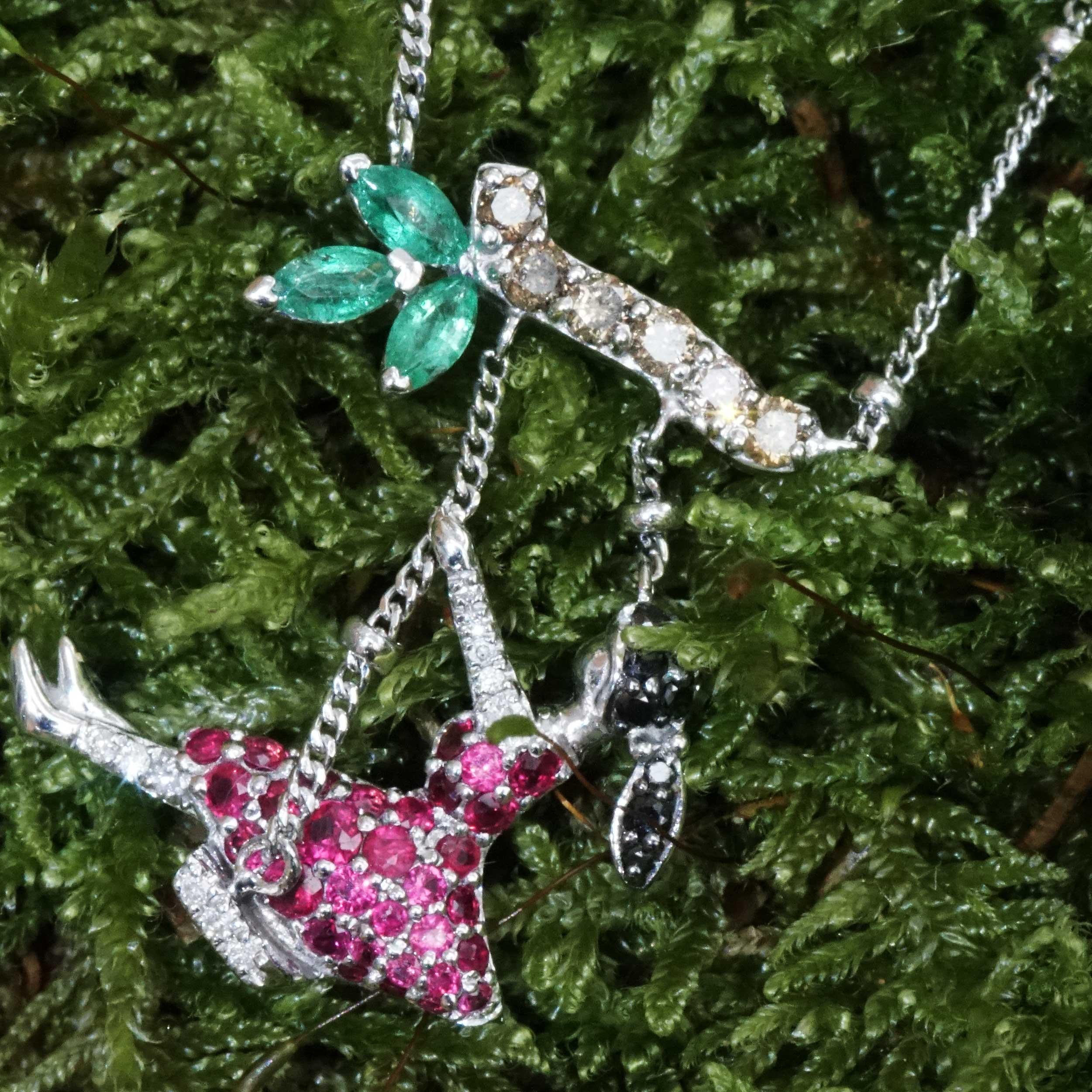 Halskette mit Rubin-Rubin-Smaragd-Diamant-Halskette, hübsches Motiv eines Schaukelmädchens, skulpturales Design im Angebot 4