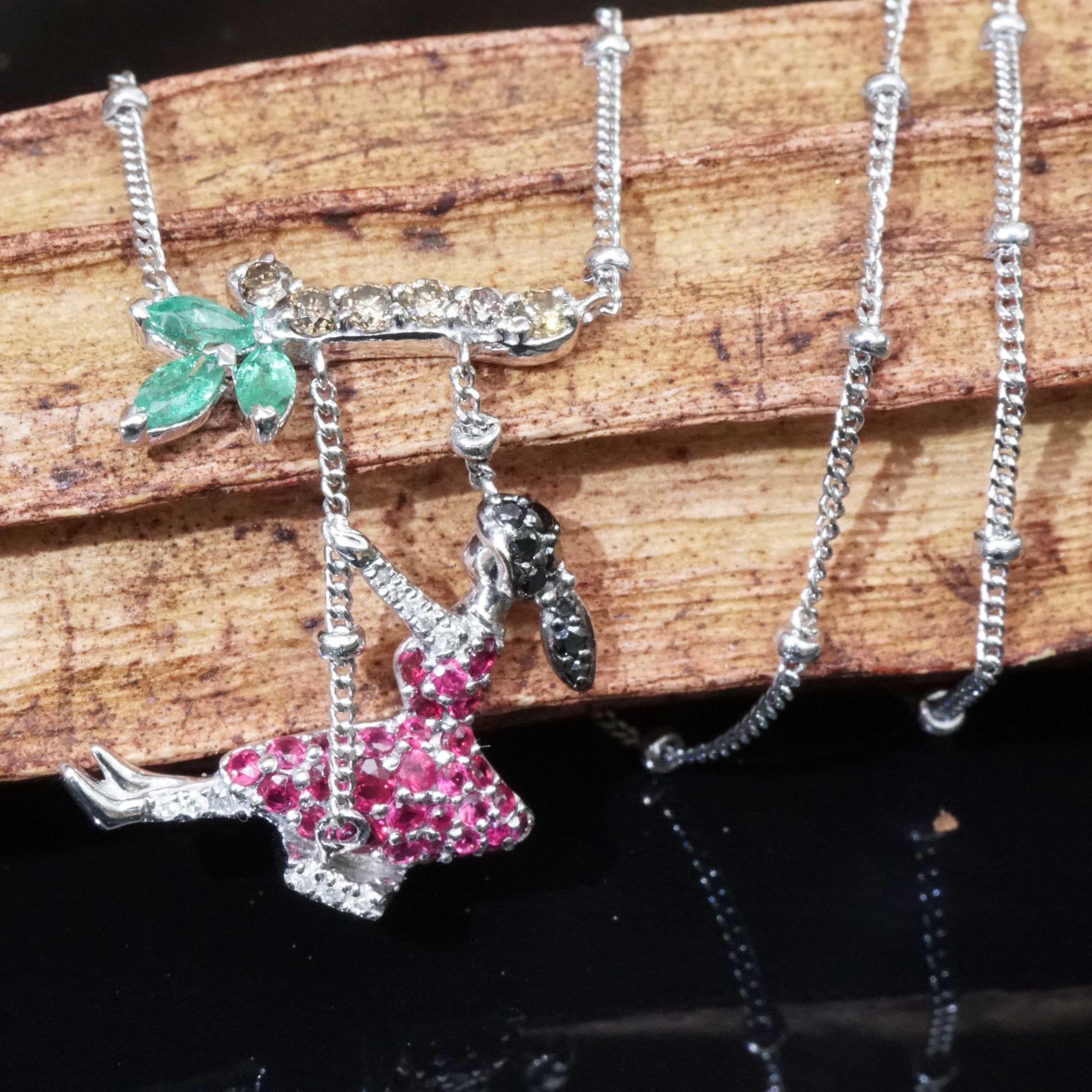 Halskette mit Rubin-Rubin-Smaragd-Diamant-Halskette, hübsches Motiv eines Schaukelmädchens, skulpturales Design im Angebot 5