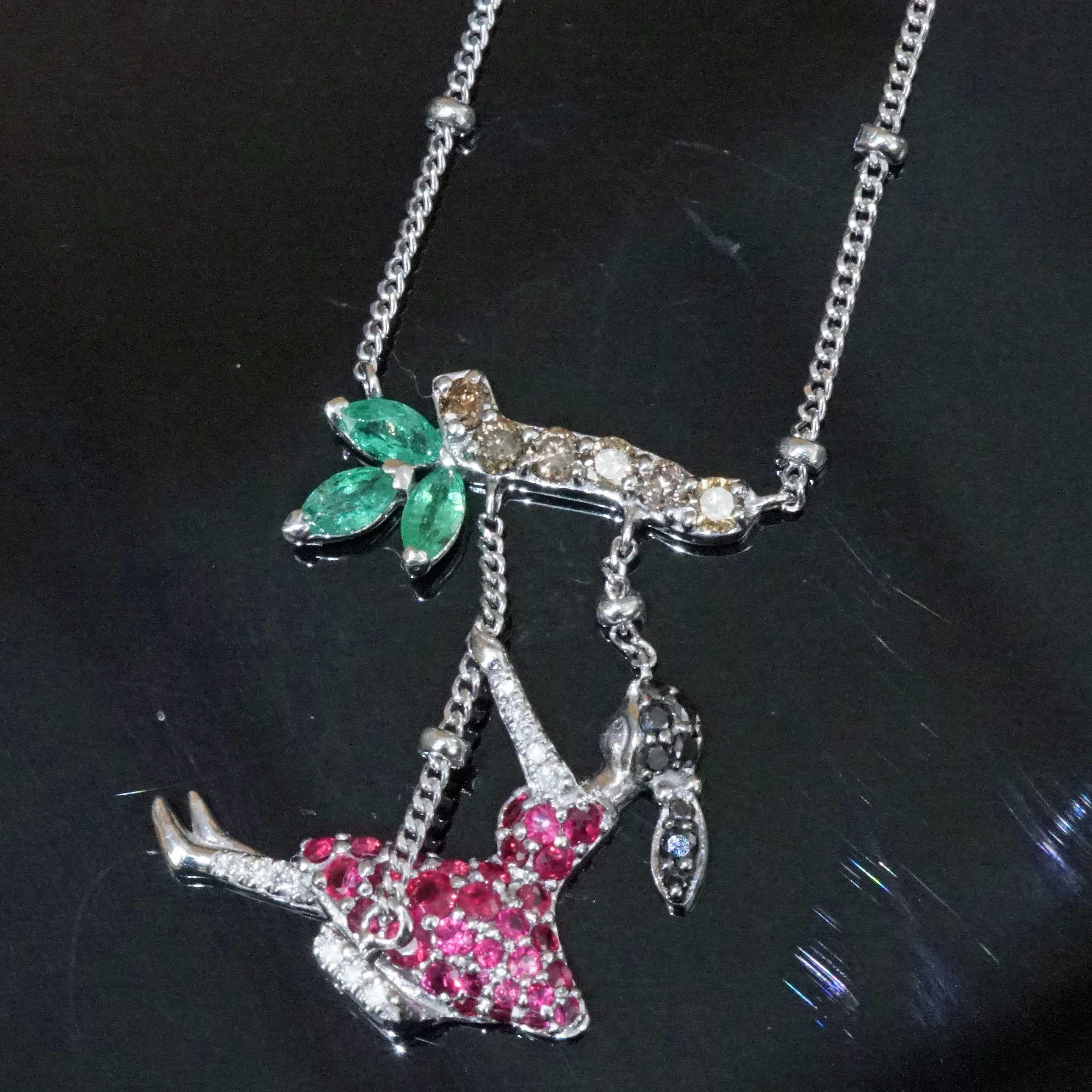 Halskette mit Rubin-Rubin-Smaragd-Diamant-Halskette, hübsches Motiv eines Schaukelmädchens, skulpturales Design im Angebot 1