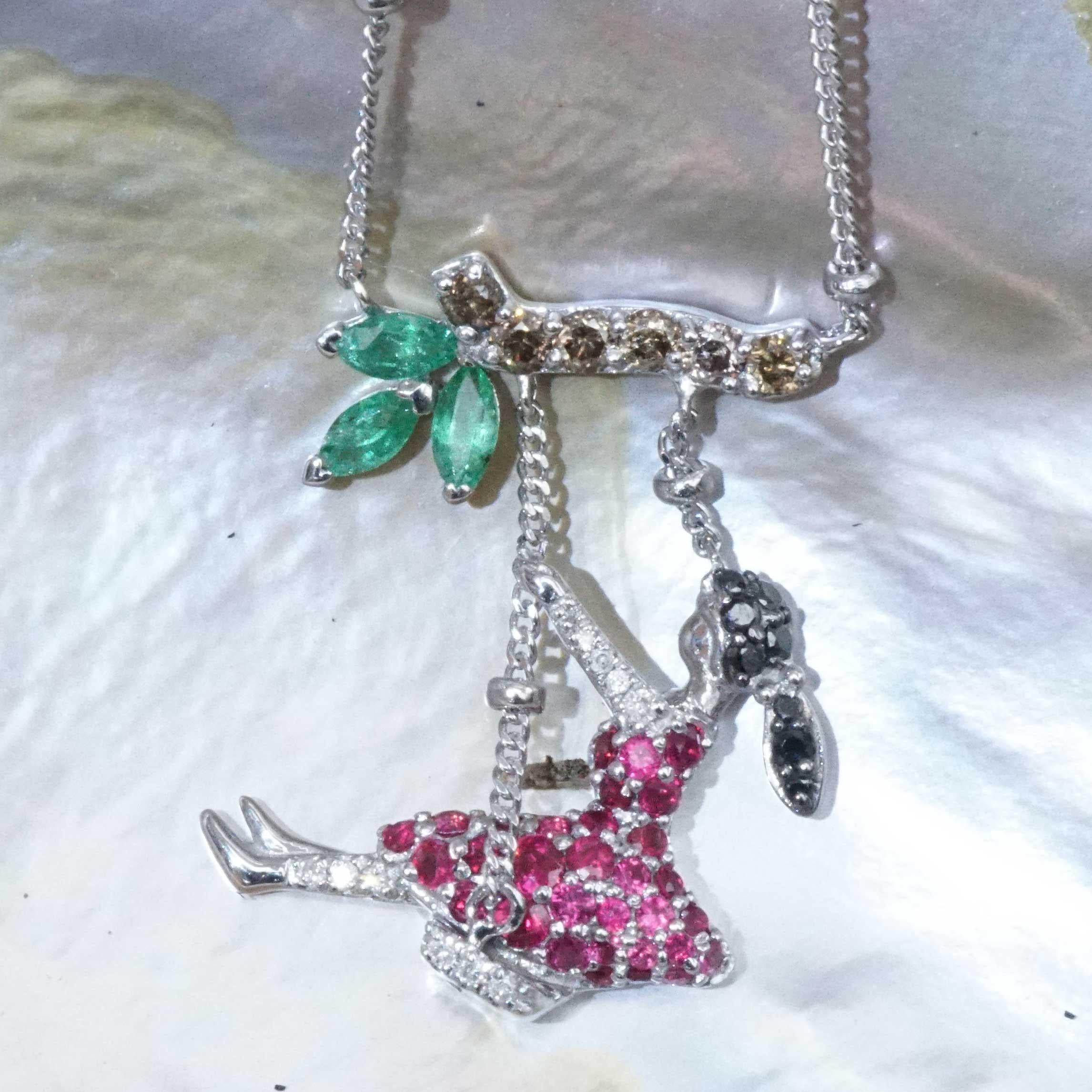 Halskette mit Rubin-Rubin-Smaragd-Diamant-Halskette, hübsches Motiv eines Schaukelmädchens, skulpturales Design im Angebot 2