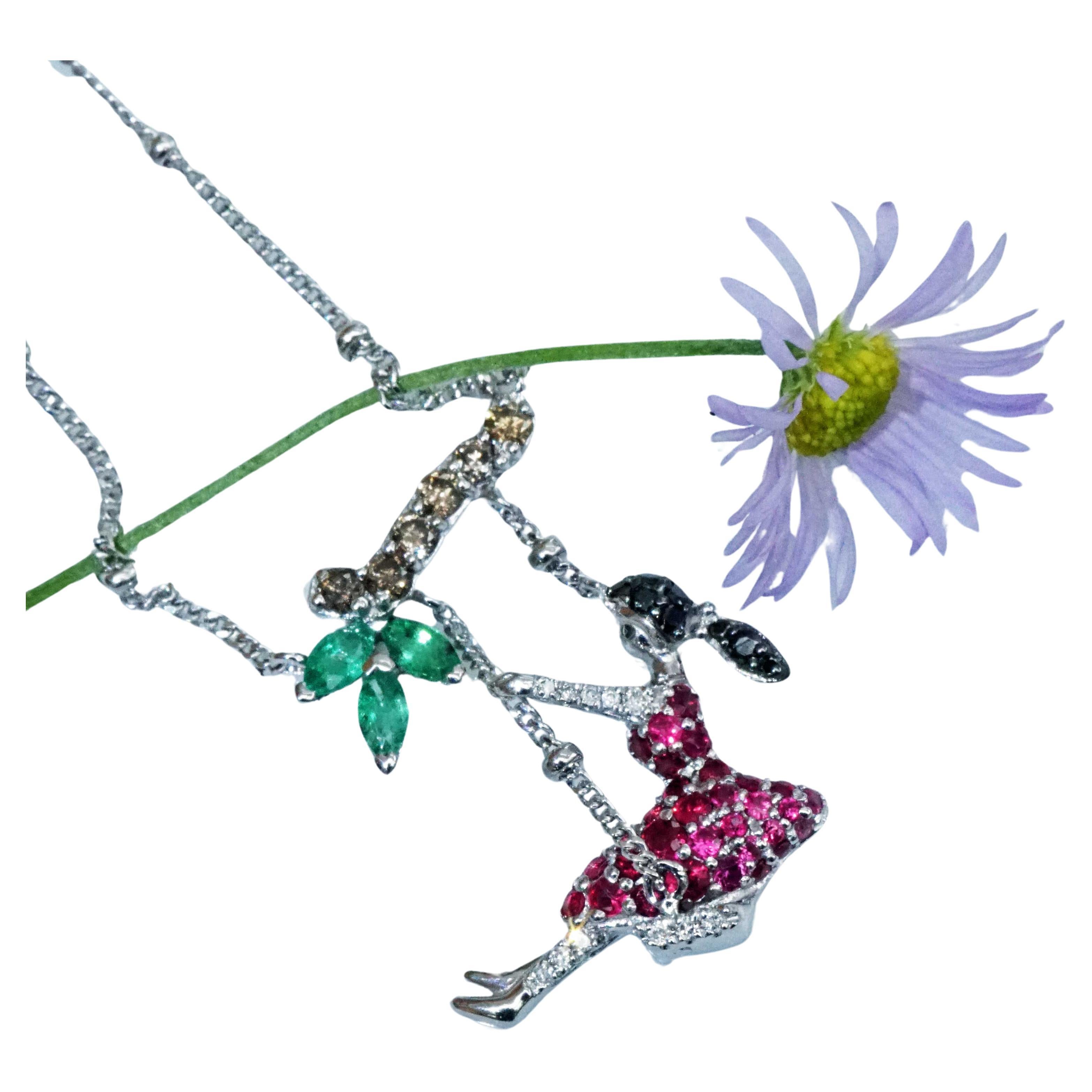 Halskette mit Rubin-Rubin-Smaragd-Diamant-Halskette, hübsches Motiv eines Schaukelmädchens, skulpturales Design im Angebot