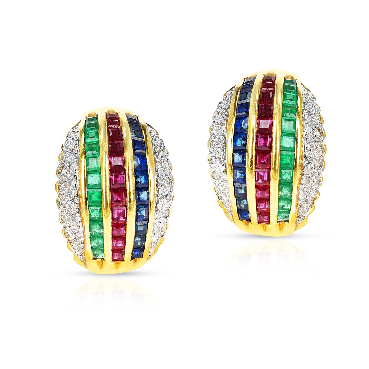 Ein Paar Rubin-, Smaragd-, Saphir- und Diamant-Ohrringe aus 18k Gelbgold. Zu den Ohrringen gehört ein passender Ring, der Teil des Sets ist. Das Gesamtgewicht des Ohrrings beträgt 12,99 Gramm. Die Länge 0,60