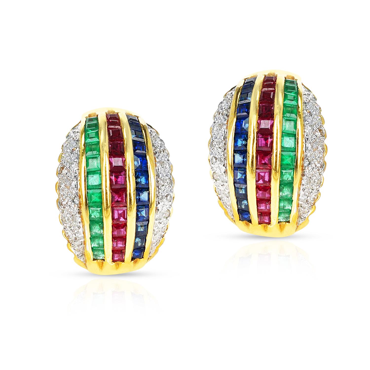 Paire de boucles d'oreilles en or jaune 18 carats, composées de rubis, d'émeraudes, de saphirs et de diamants. Les boucles d'oreilles ont une bague assortie qui fait partie de l'ensemble. Le poids total de la boucle d'oreille est de 12,99 grammes.