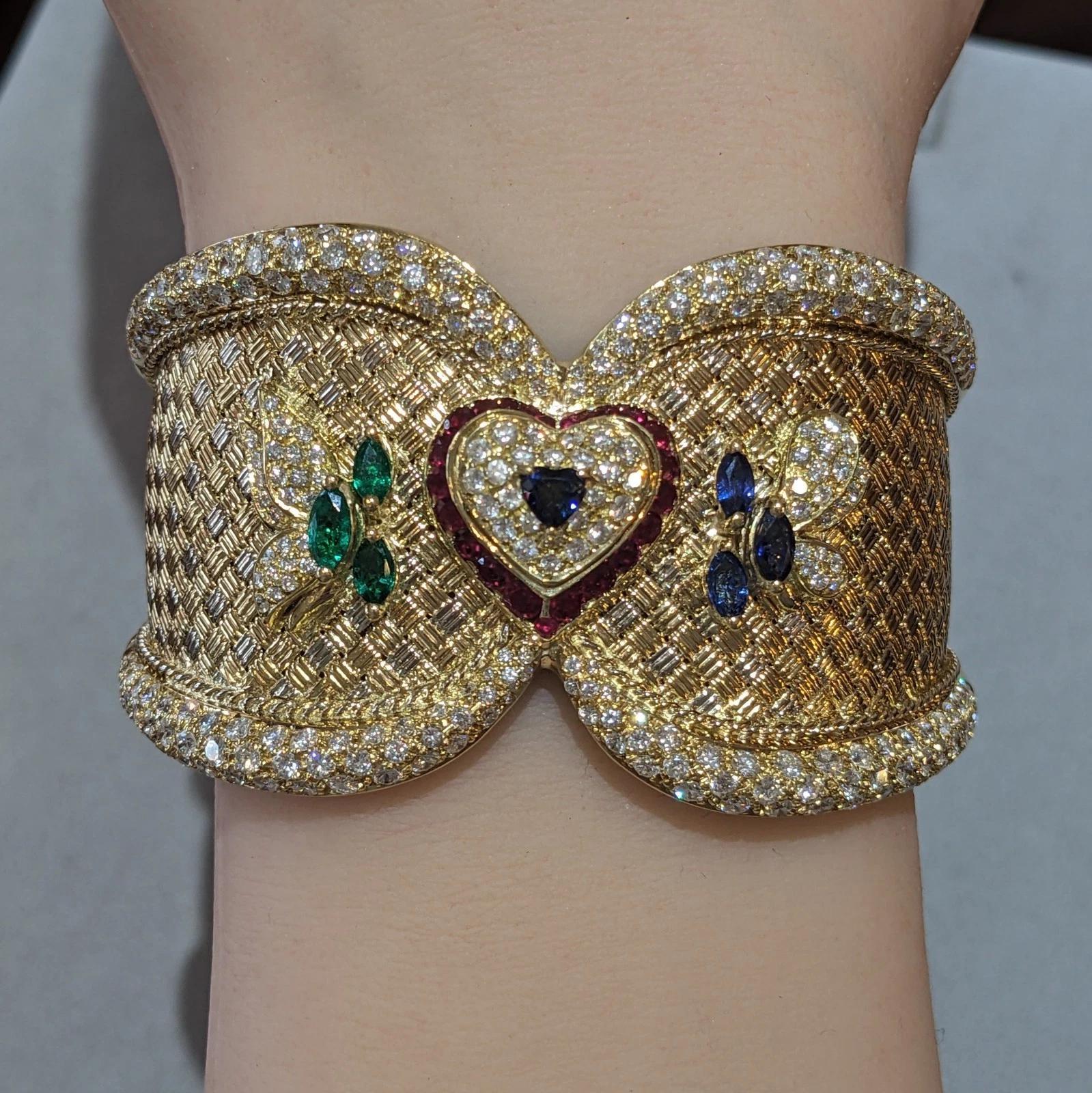 Manschettenarmband mit Rubin, Smaragd, Saphir und Diamant aus 18k Weiß-/Gelbgold 

Diamant- und Edelsteinmanschettenarmband mit einer geflochtenen Manschette aus 18 Karat Gelb- und Weißgold mit runden Brillanten, die entlang der Ränder mit einem