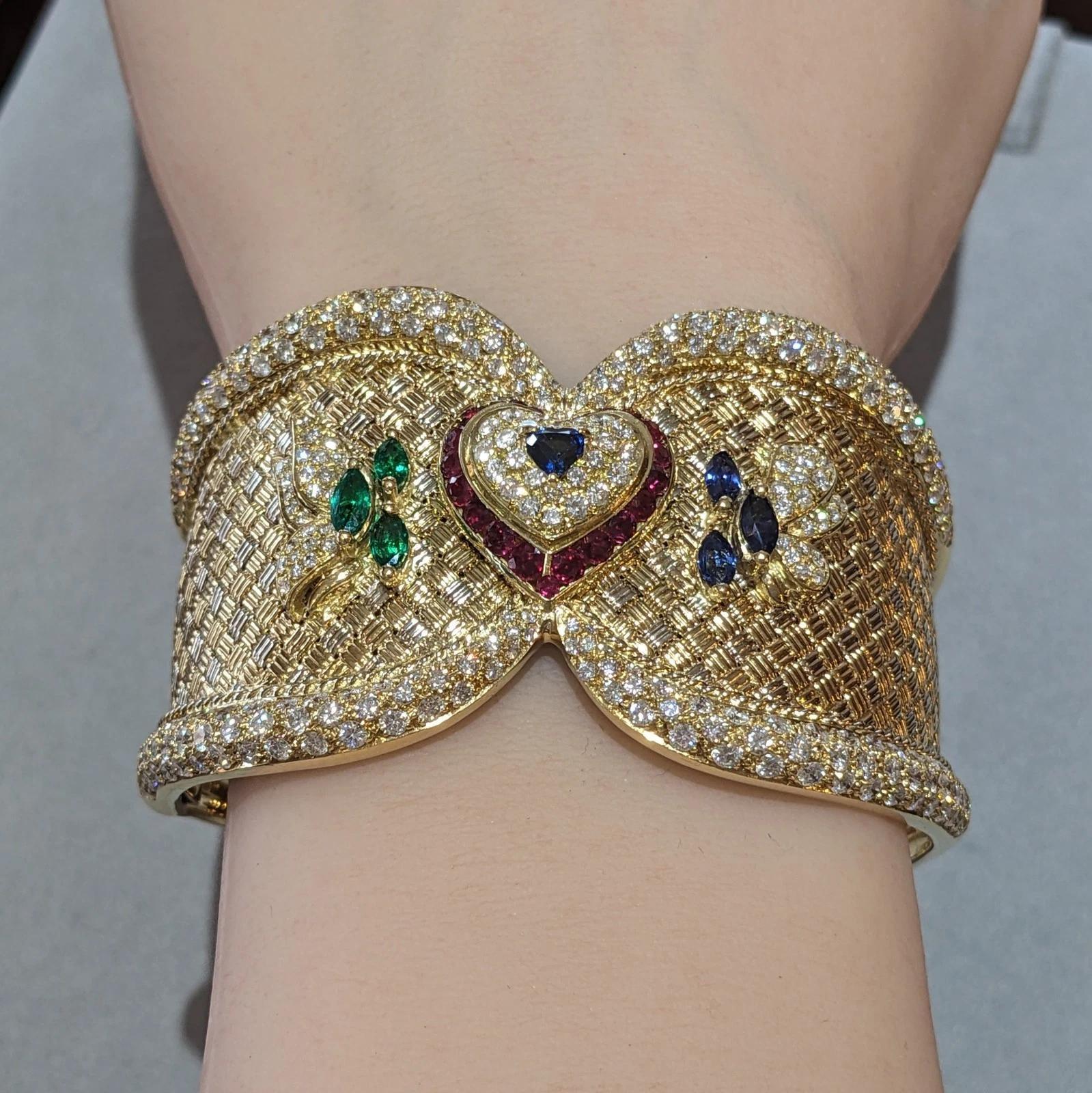 Manschettenarmband mit Rubin, Smaragd, Saphir und Diamant aus 18k Gold (Rundschliff) im Angebot