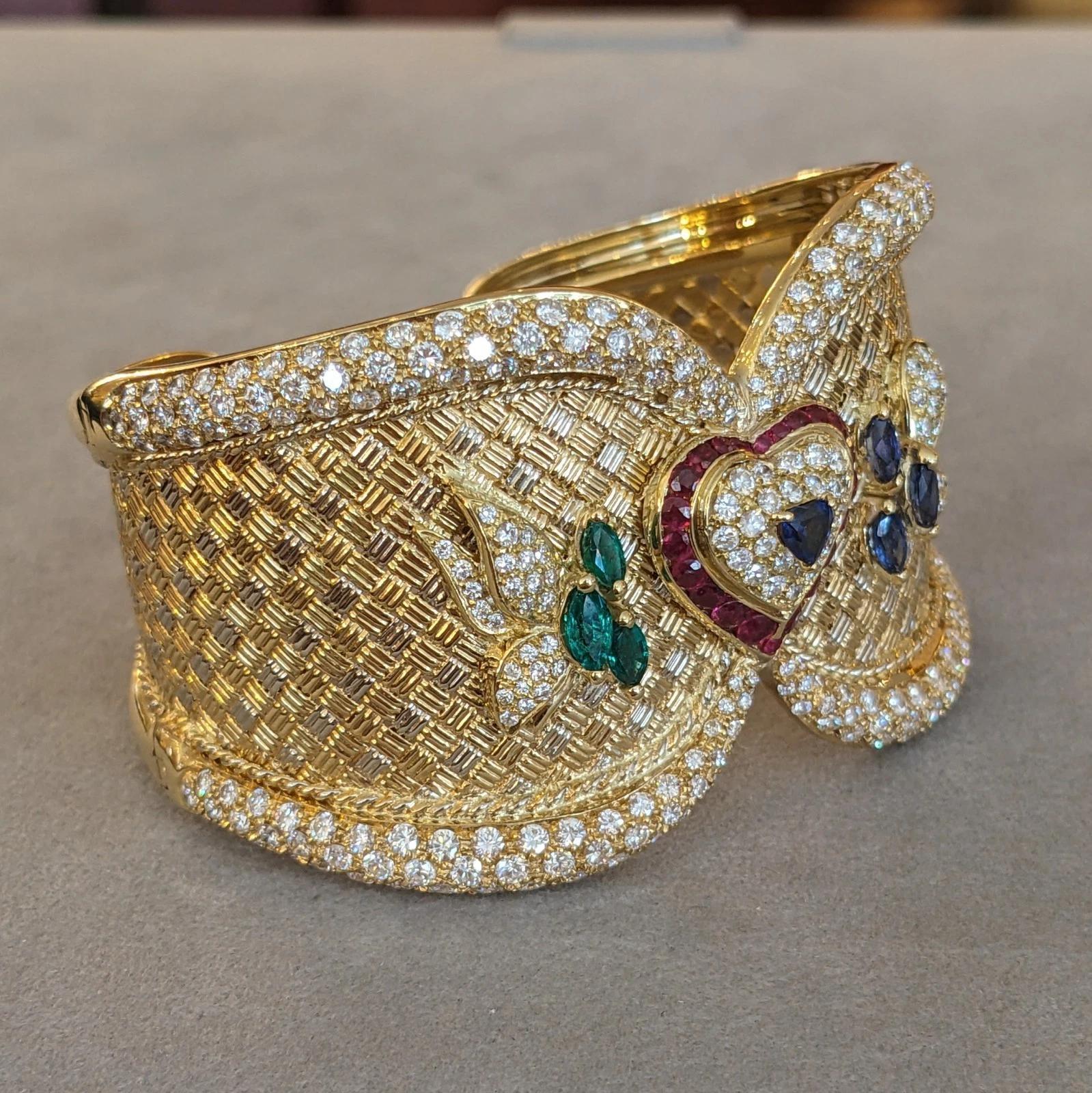 Manschettenarmband mit Rubin, Smaragd, Saphir und Diamant aus 18k Gold Damen im Angebot