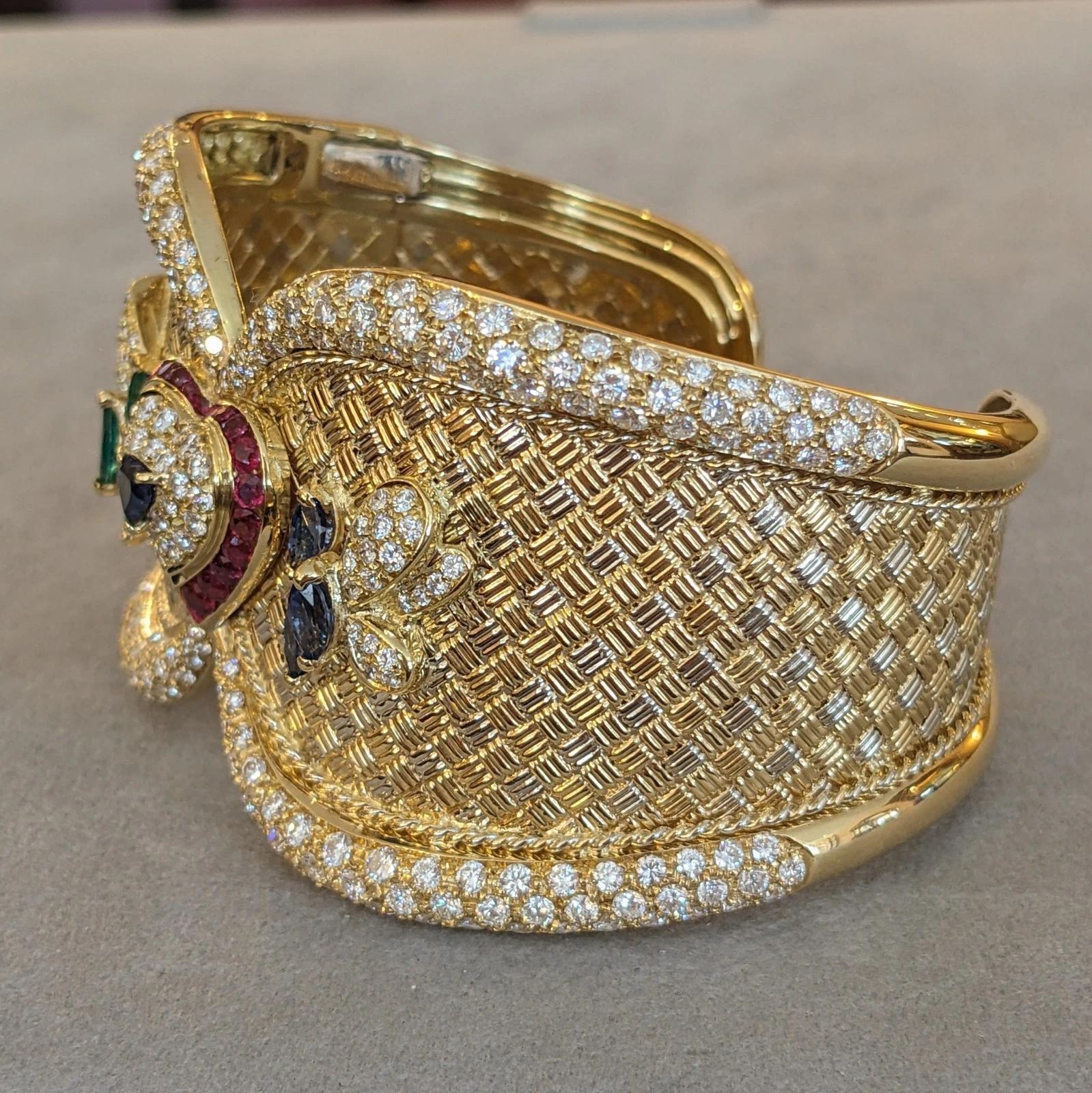 Manschettenarmband mit Rubin, Smaragd, Saphir und Diamant aus 18k Gold im Angebot 1