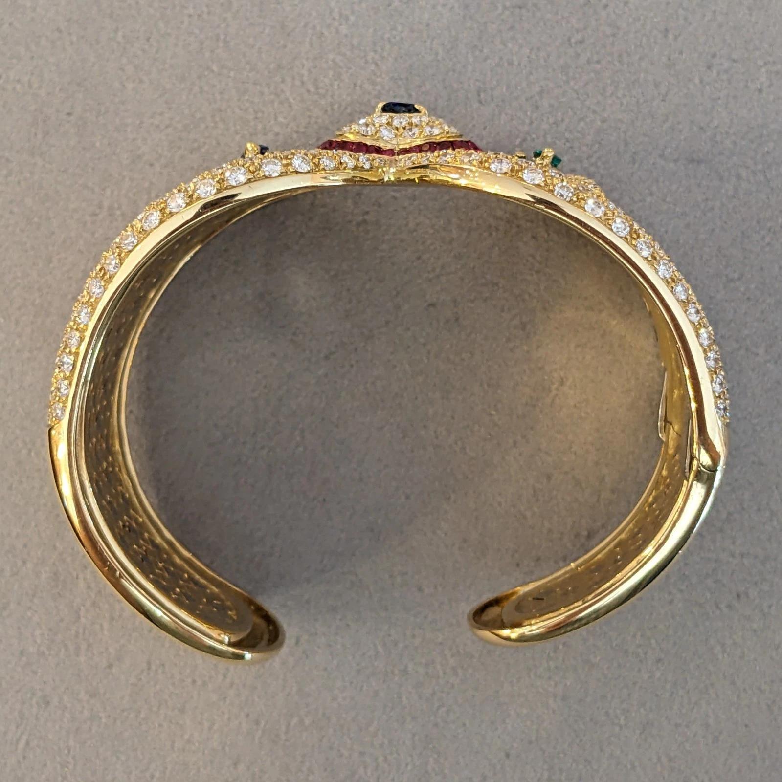 Manschettenarmband mit Rubin, Smaragd, Saphir und Diamant aus 18k Gold im Angebot 3