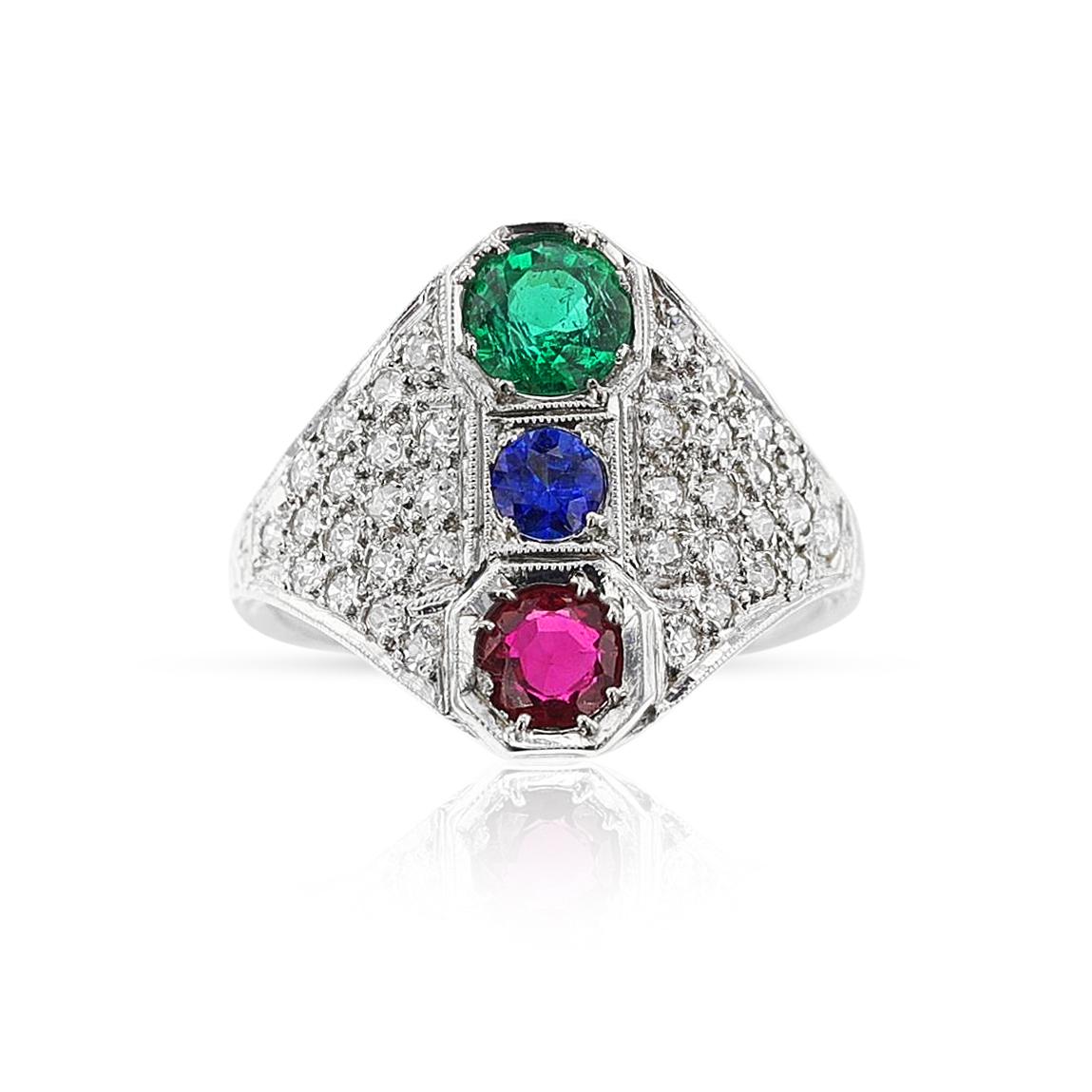 Ein leuchtender Ring mit vier Edelsteinen: Rubin, Smaragd, Saphir und Diamanten aus 18 Karat Weißgold. Der Smaragd wiegt 0,57 Karat und der Saphir 0,21 Karat. Das Gesamtgewicht des Rings beträgt 3,95 Gramm. Ring Größe US 7.75. 