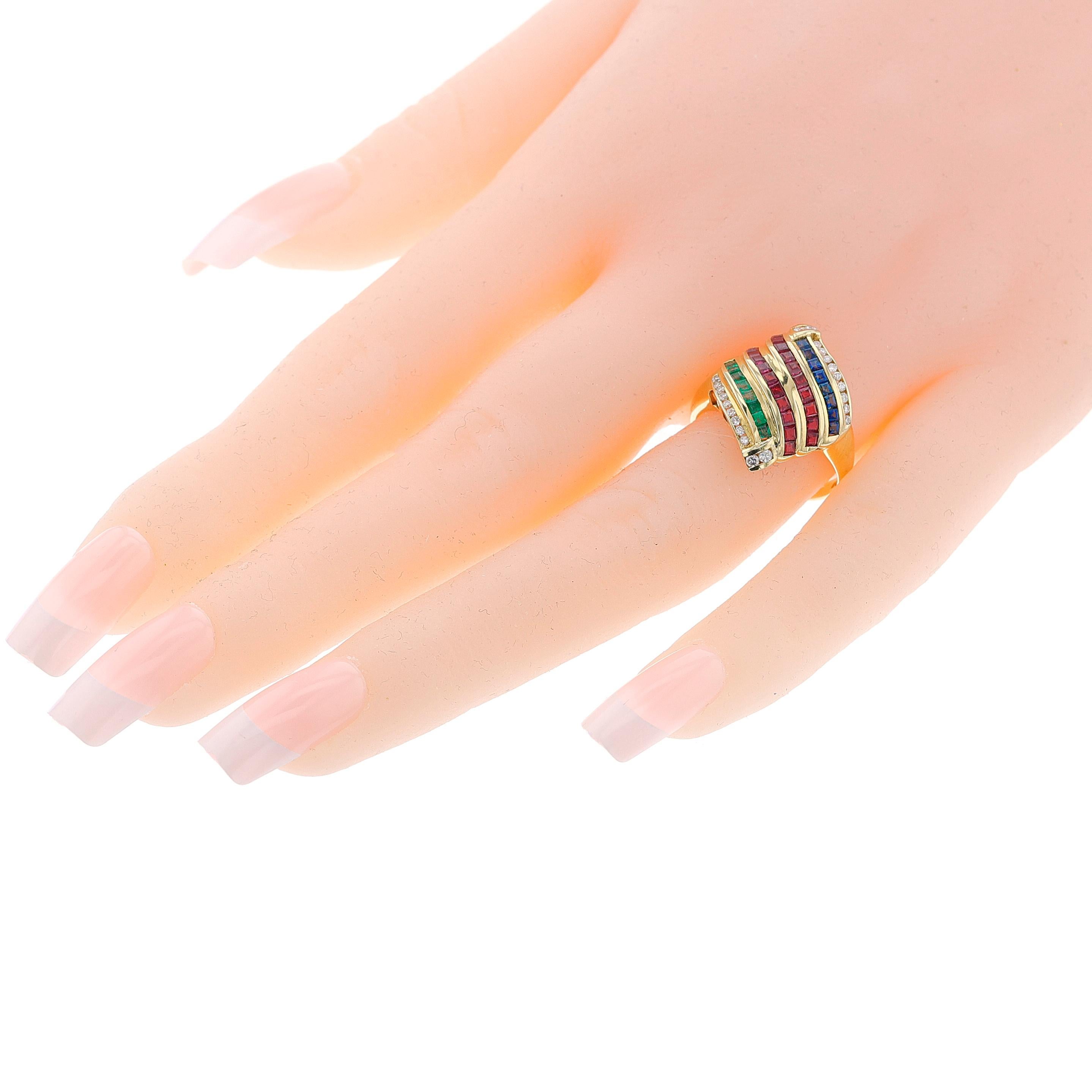 Suite mit Ohrringen, Ring und Anhänger, Rubin, Smaragd, Saphir und Diamant, 18k im Angebot 1