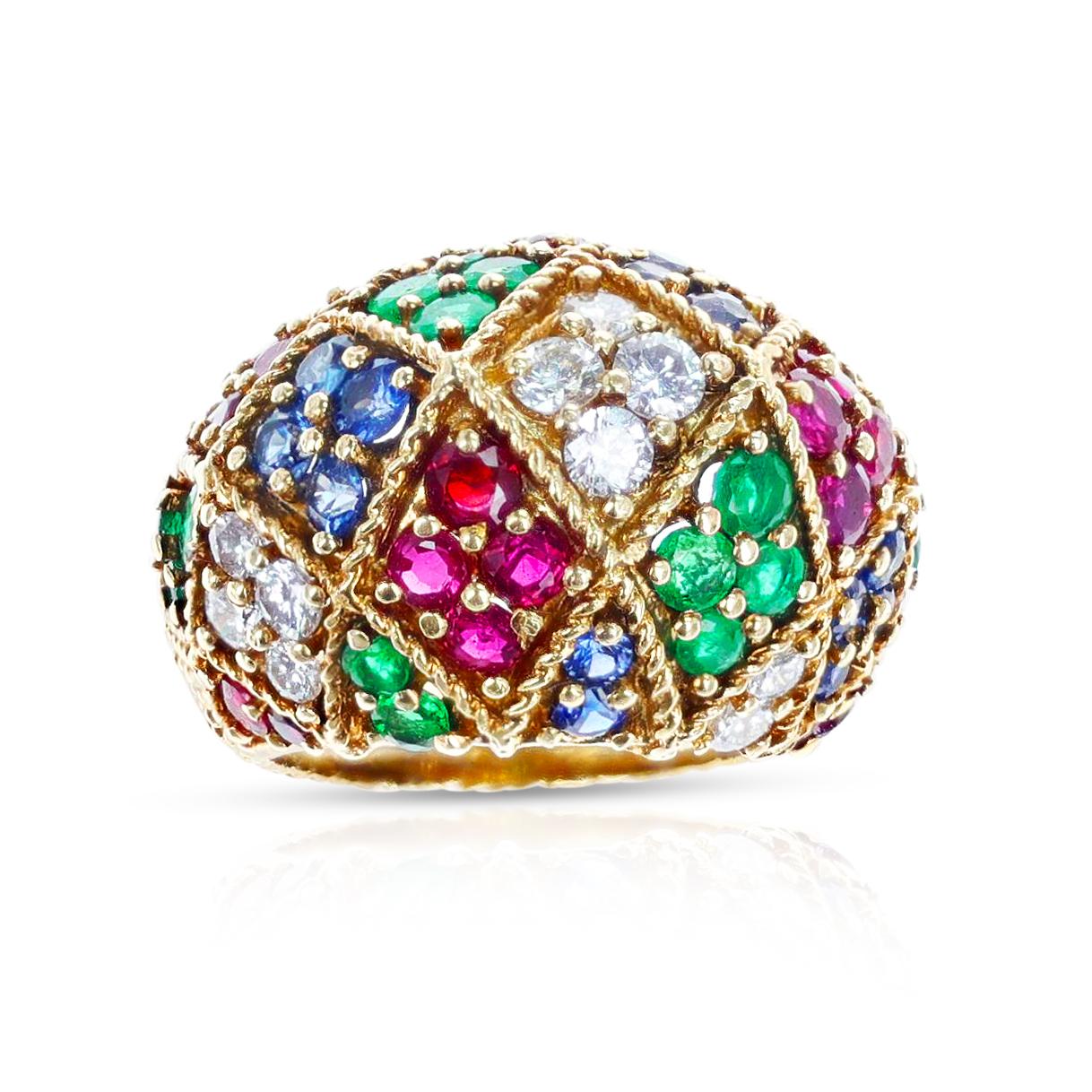 Ein Rubin-, Smaragd-, Saphir- und Diamant-Ring aus 18 Karat Gelbgold mit Struktur. Das Gesamtgewicht des Rings beträgt 15,45 Gramm. Die Ringgröße ist US 5. 

 