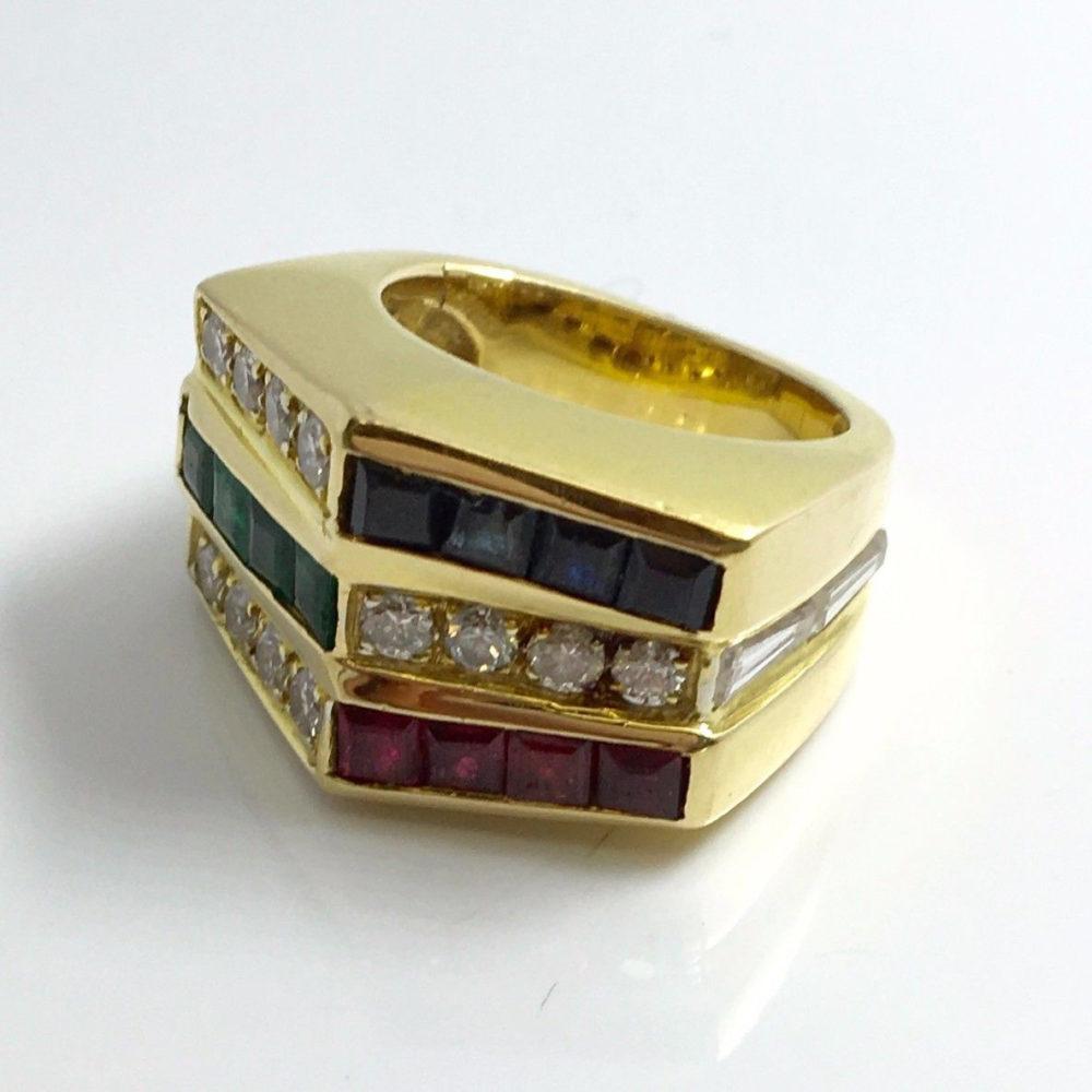 Bague en or jaune, émeraude, saphir et diamants Bon état - En vente à Miami, FL