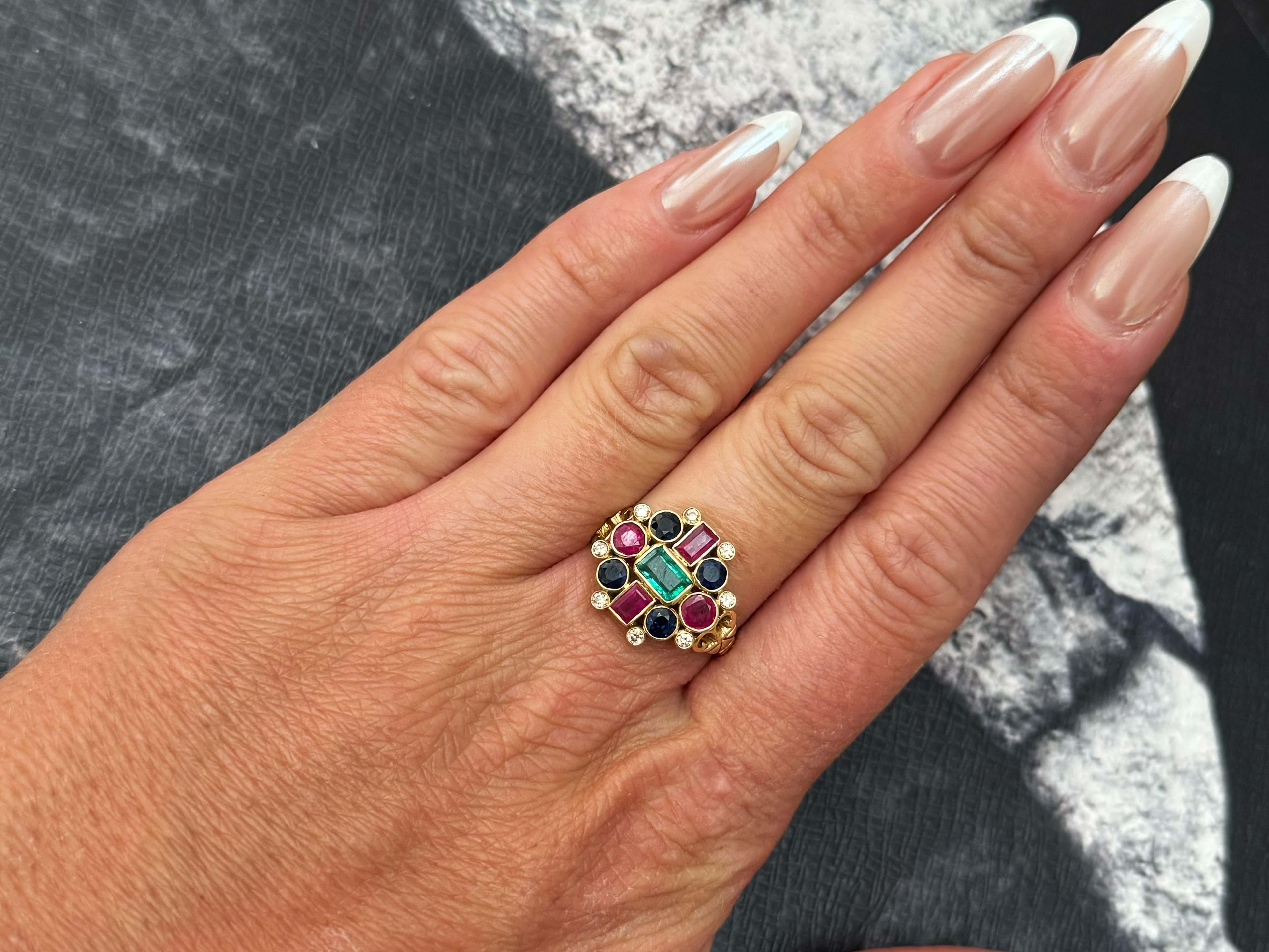 Especificaciones del artículo:

Metal: Oro amarillo de 18 quilates

Tamaño del anillo: 6,75

Peso total: 6.4 gramos

Especificaciones de la piedra preciosa:

Piedras preciosas: Rubí, esmeralda, zafiro, diamante

Peso en quilates de la esmeralda: