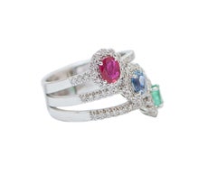 Anello con rubino, smeraldo, zaffiro, diamanti, oro bianco 18 carati.