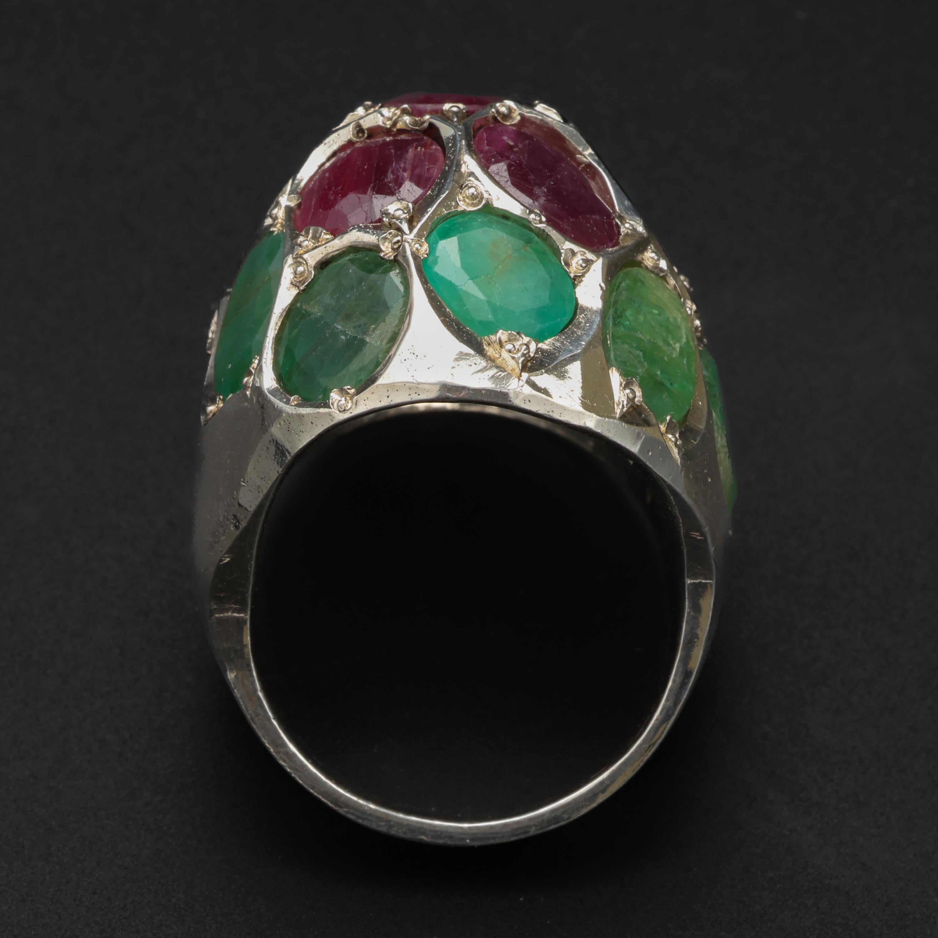 Oval Cut Ruby, Emerald, Silver Ring 22.5 Carats, Midcentury, India For Sale