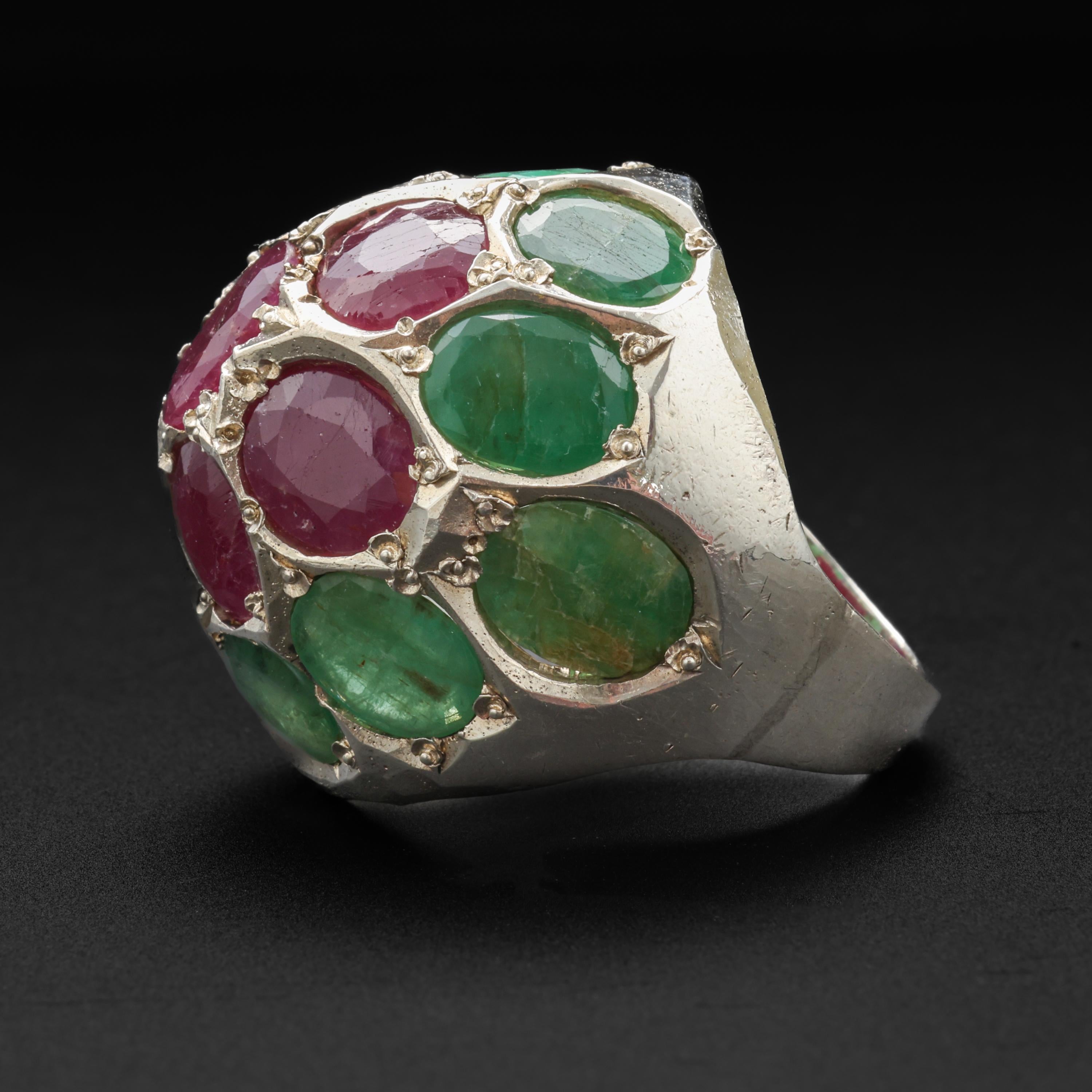 Ruby, Emerald, Silver Ring 22.5 Carats, Midcentury, India In Excellent Condition For Sale In Southbury, CT