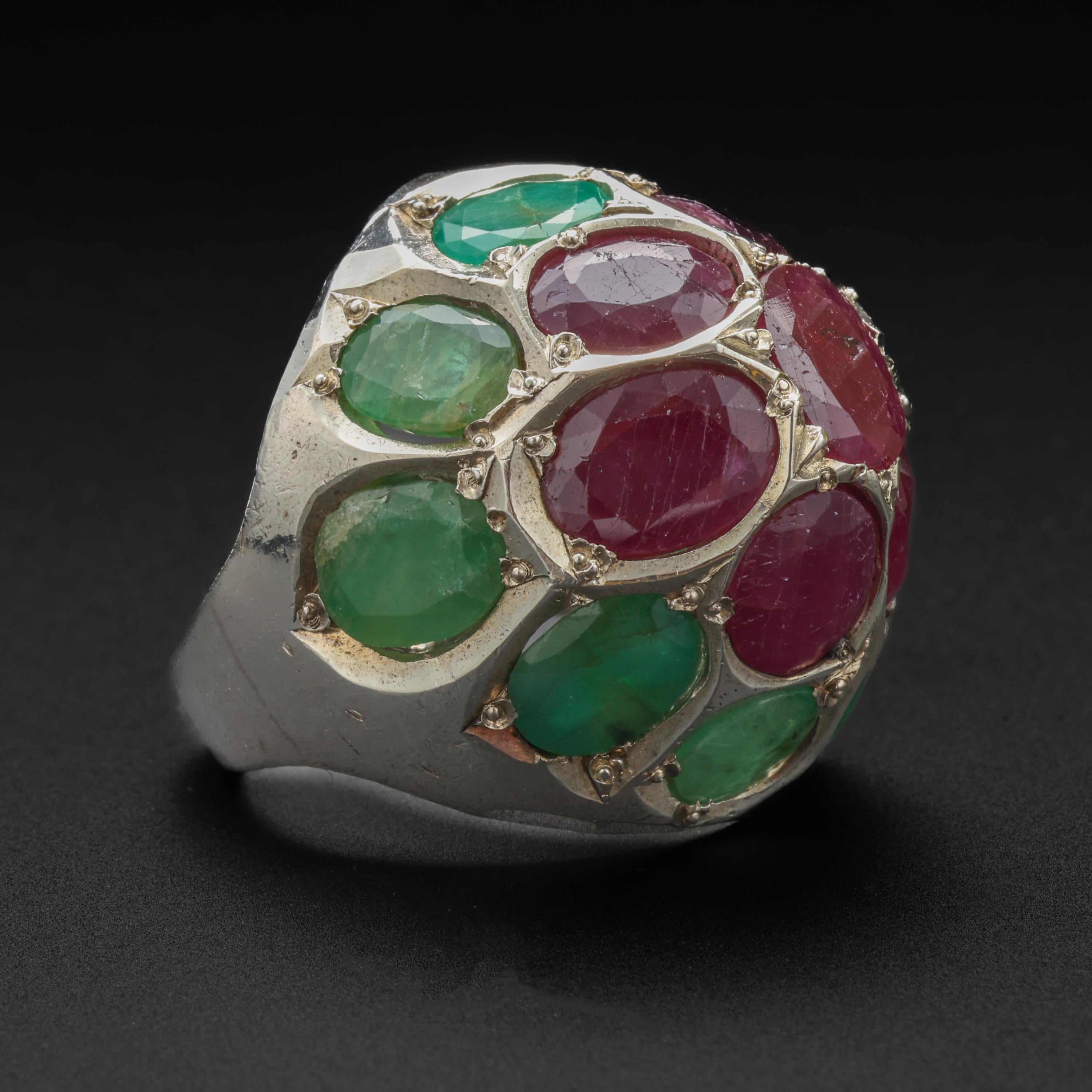 Women's or Men's Ruby, Emerald, Silver Ring 22.5 Carats, Midcentury, India For Sale