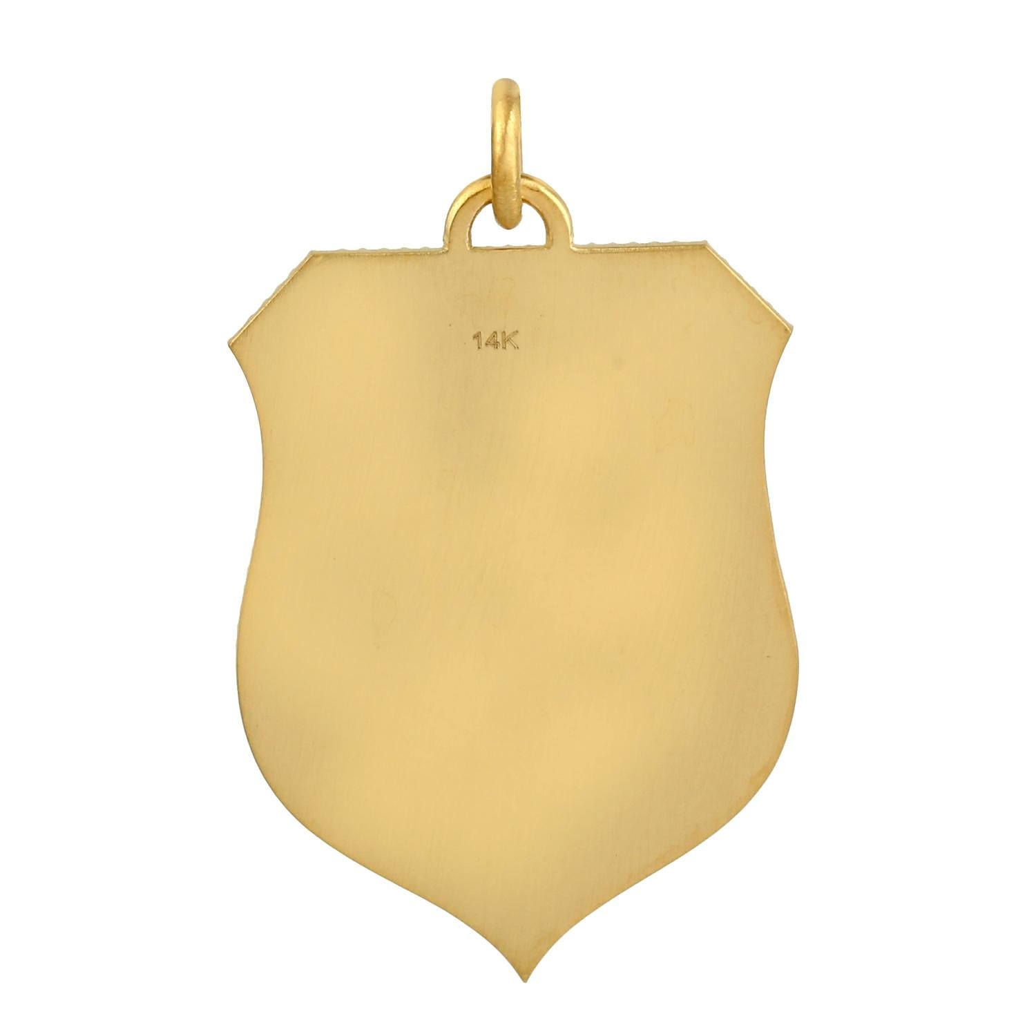 Rubin & Smaragd Weiß Emaille Schild Anhänger in 14K Gelbgold gemacht im Zustand „Neu“ in New York, NY