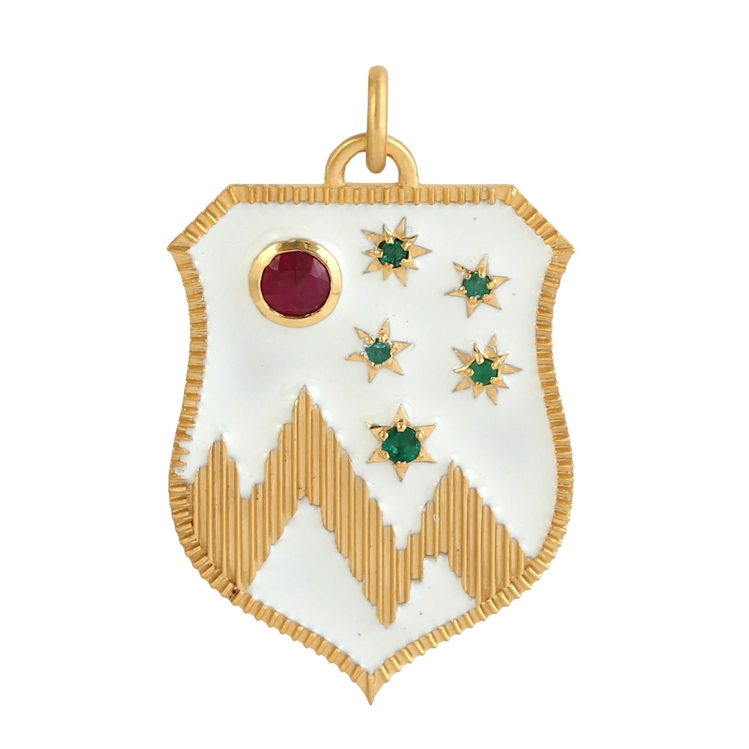 Rubin & Smaragd Weiß Emaille Schild Anhänger in 14K Gelbgold gemacht (Gemischter Schliff)