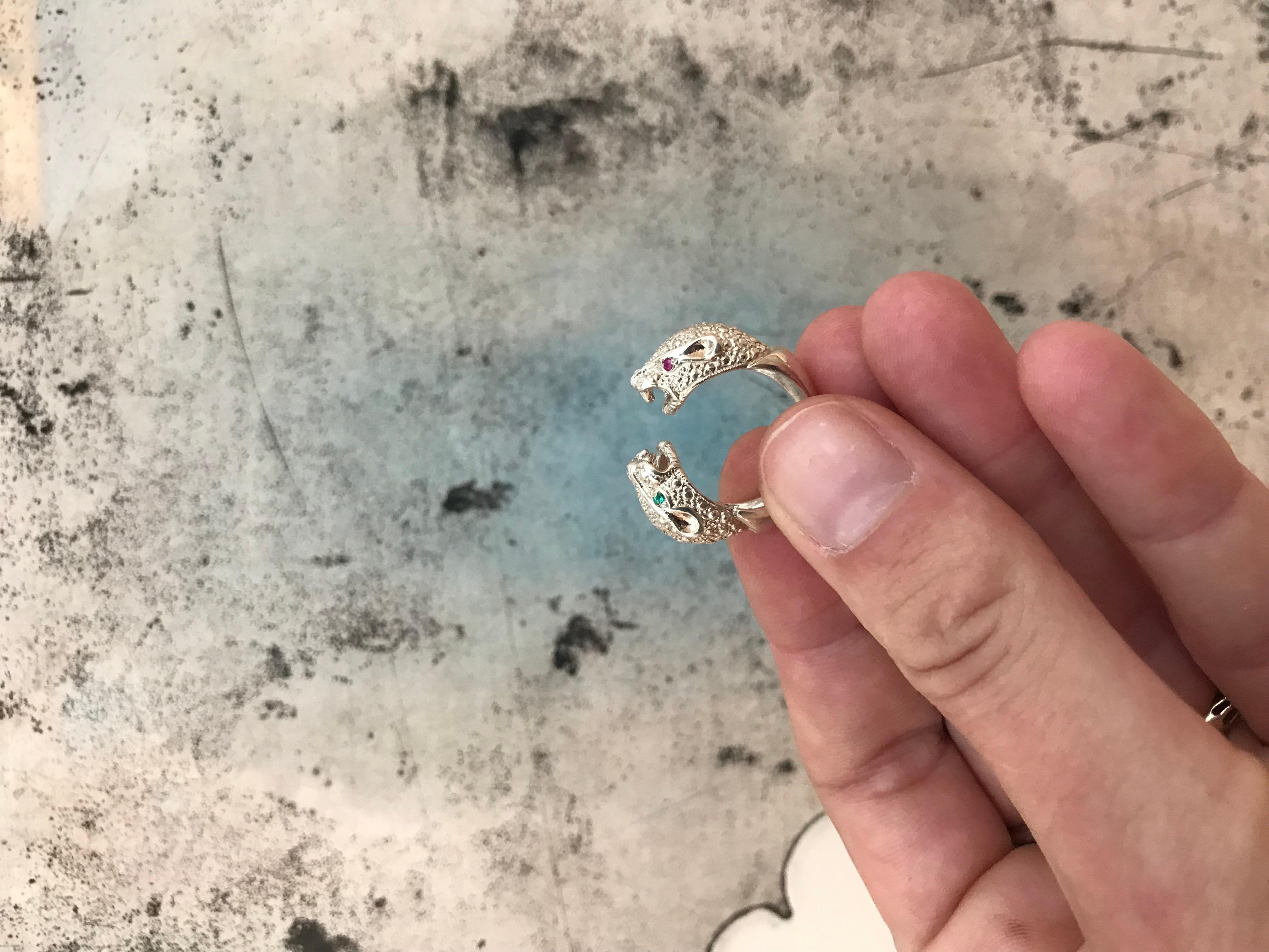 Bague Jaguar en or blanc, émeraude, rubis, bijoutier animalier J Dauphin 1